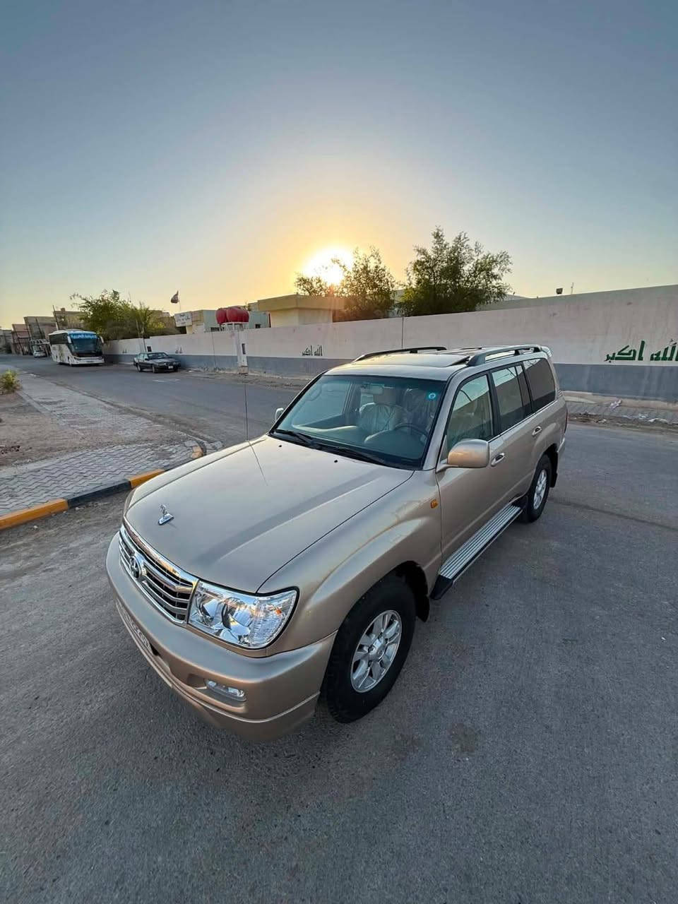 سلام عليكم لاندكروزر للبيع موديل 2003 فول مواصفات تخم تاير جديد تبريد كهربائيات كله شغال فتحه شاشه كامره ثلاث قطع تبريد 7 راكب ثلاجه كير مكينه حداديه كل جديد كير اوتوماتيك مكينه 6 سلندر فور ويل دفع رباعي شغال سياره جديده مكفولة بس صبغ جماليه رقم بغداد انجليزي باسمي سعر 155 وبيها مجال رقم الاستفسار ***********
