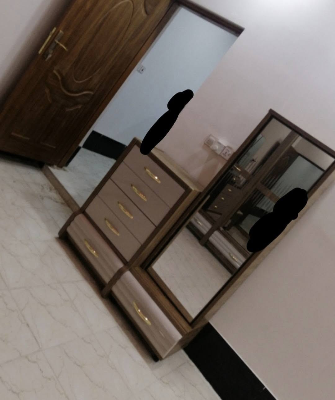 غرفه نوم للبيع 11قطعه اضافه ميز شاشه بس مموجود بلتصوير الغرفه نضافتها100%اخو الجديد ولارطوبه ولاشي وبيها مجال للتواصل ع هذا الرقم ‏‪***********‬‏

