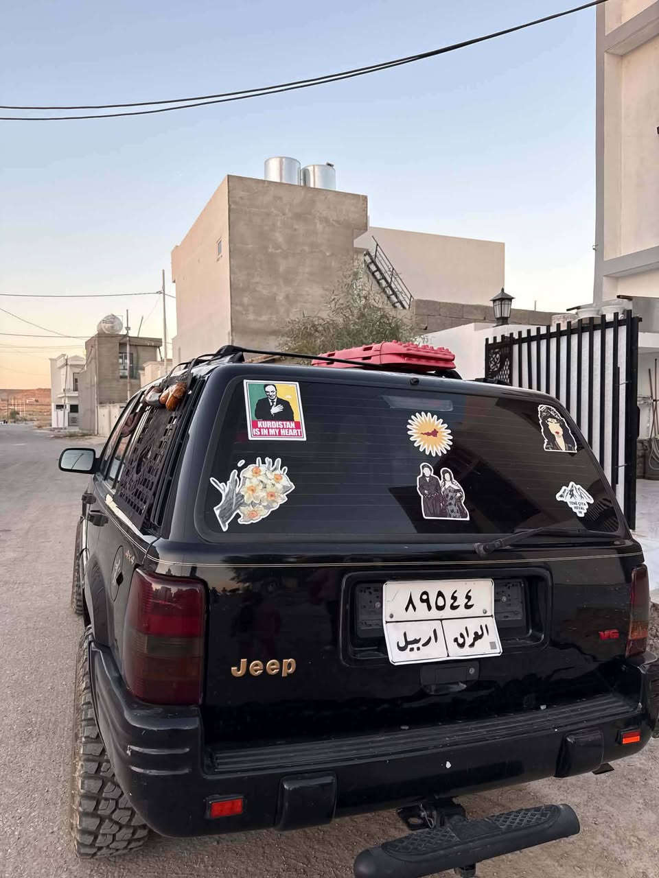 کوردی /عربی
‎جیب گراند شیرۆکی مۆدیل ١٩٩٦ 

‎سەیارەکە زۆر جوان ماوەتەوە هەموو گیانی بە شەرت 
‎٦ پستۆن 
‎کوشن جل 
‎کوشن هیتەر 
‎تەحدید سورعە 
‎سەنەوی بەسەرچوە 
‎نرخی ٥٧
‎جيب جراند شيروكي موديل 1996
‎السيارة نظيفة جداً وخالية من أي نقص (بشرط الفحص)
‎6 بستم
‎ كشنات جلد (مقاعد جلد)
‎كشنات تدفئة (مقاعد تدفئة)
‎تحديد سرعة (مثبت سرعة)
‎السنوية منتهية
‎السعر 57 
***********
