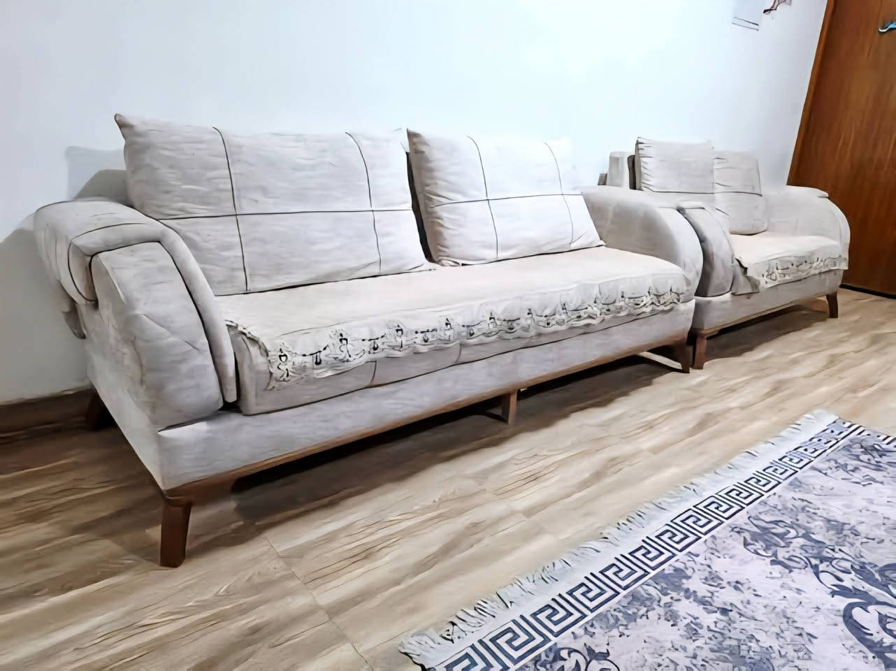 🛋️ للبيع طخم قنفات  أنيق ومميز ✨

طخم قنفات متكامل وأنيق، لون هادئ وفخم ومناسب للصالات والمجالس.
10 مقاعد 
🔹 قنفة ثلاثية عدد 2 
🔹 قنفة ثنائية 1
🔹 كرسيين مفرد 
🔹 قماش ناعم ومريح ووتر بروف 
🔹 تصميم راقي وأرجل خشبية
🔹 الحالة جيدة ونظيفة

💰 السعر 850 الف  وقابل للتفاوض للجادين
📍 المكان: البصرة / القبله 
📞 للاستفسار والتواصل: *********** 
فرصة حلوة للي يريد طقم مرتب وأنيق للبيت 🏠❤️
الصور حقيقية، والمعاينة خير دليل.

نص مكتوب في الصور:
- مناسب للبيت والمجالس للبيع طقم كنب أنيق ومريح طقم متكامل (كنبة ثلاثية + كنبة ثنائية + 2 كرسى) تصميم عصري وأنيق يناسب جميع الديكورات قماش ناعم ومريح بجودة عالية هيكل قوي ومتين للاستخدام الطويل حالة جيدة ونظيف مع بعض تفاصيل البسيطة فرصة مميزة لا تفوتها السعر مناسب والقابل للتفاوض للاستفسار أو المعاينة يرجى التواصل