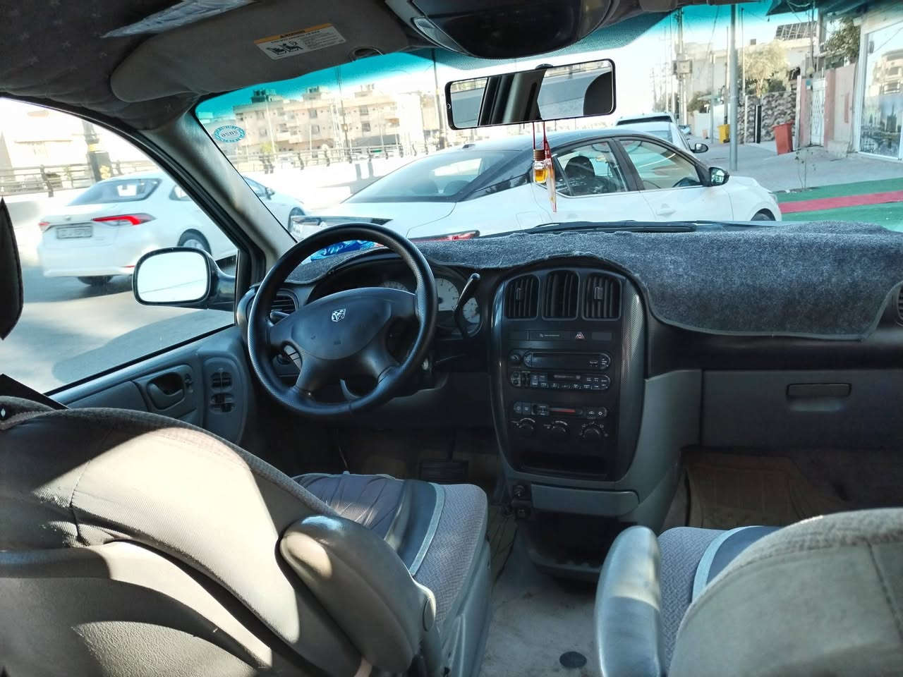 دودج كرفان ٢٠٠٧ طويلة تبريد ثلاث قطع ثلج كشنات بلع منفصل سيارة جاهزة رقم سليمانية انگليزي بيها شوية بارد بباب السلايت   طرف السكن أبواب كهربائي بس عاطل السعر 80 $ وبيها مجال للاستفسار موبايل *********** مكان السيارة كركوك

