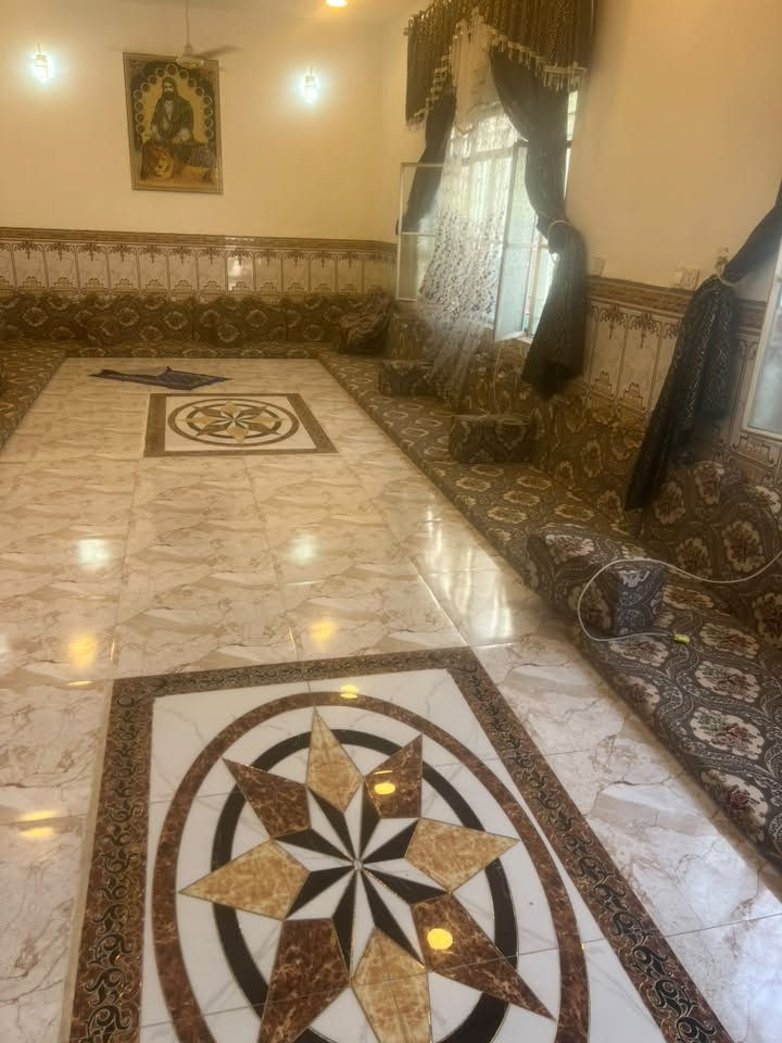 الدار للبيع المساحه 570 متر البناء 360 والحديقة

210 متر  2 غرف نوم 4*5 +غرفه نوم 6*4+صاله 8/5 *4 +مطبخ 5*4 + صحيات  ——— +استقبال 4* 12  +  طارمه 5*4 الاستفسار 

مع كافه الخدمات مدارس كهرباء وطني مولده شارع  أبي ماء    *********** ——— *********** شارع كربلاء نجف يبعد عن الشارع العام 300 متر طريق ياعلي مشمول ب قرار 320
