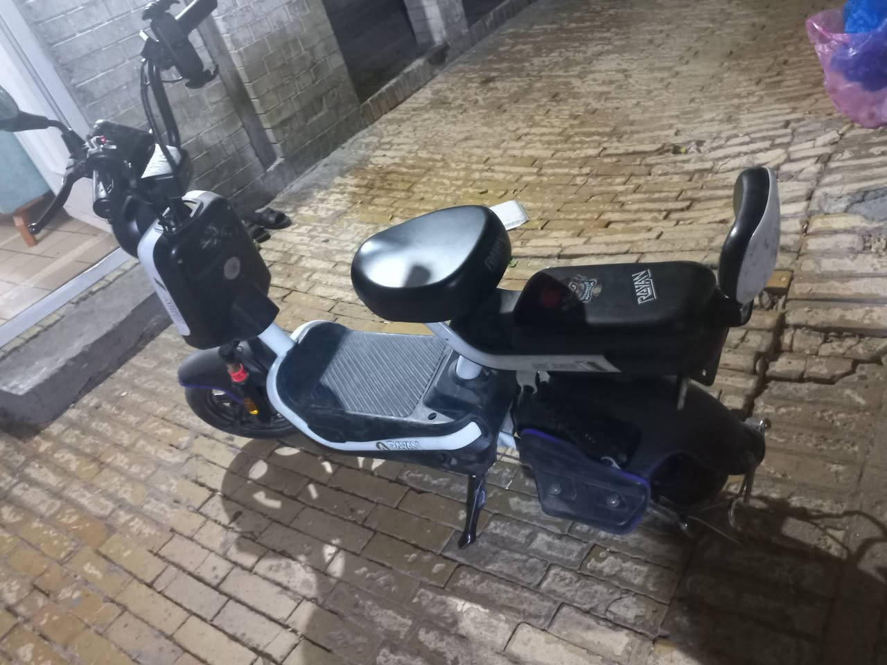 سلام عليكم دراجه شحن للبيع جديده مده استخدام اسبوعين فقط دراجه جديده شحانه وياه تمشيك 40 كيلو فقط سرعه قصوى 50 
السعر 300بيه مجال 
مكاني بغداد كراده داخل  
***********
