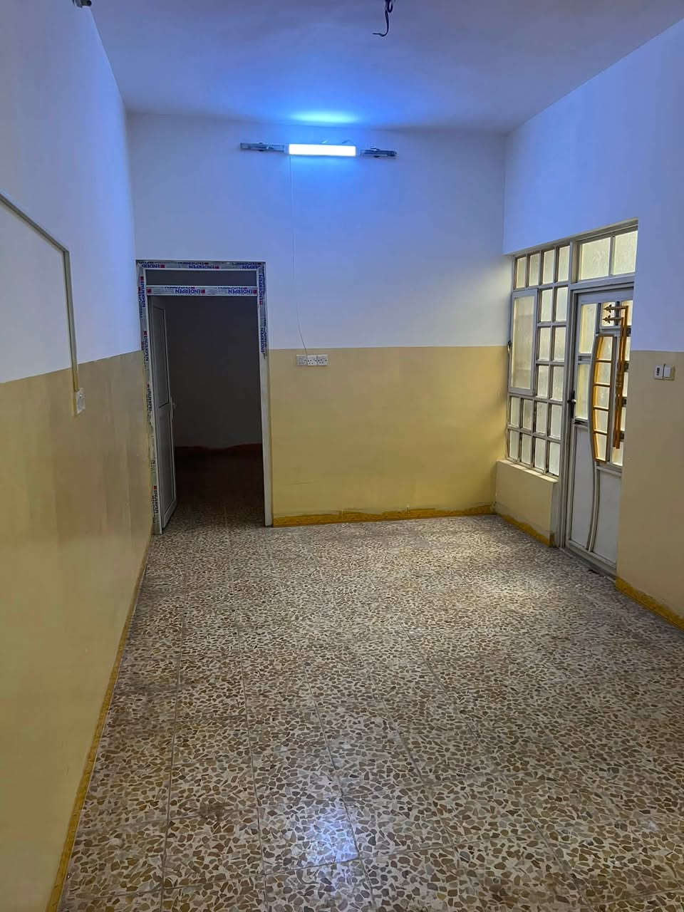 السلام عليكم 🫡 بيت 🏠 للإيجار في حي عدن غرفه هول صحيات واستقبال بيتونا سطح التواصل مع مكتب صفوان السنجاري في شقق الخظراء او على الارقام التالى *********** اسيا ***********
