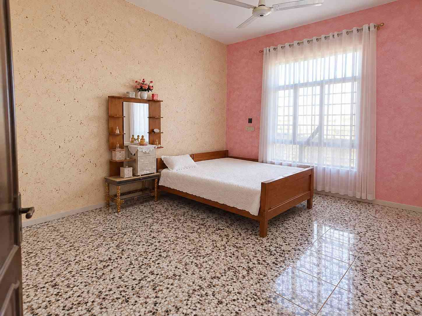 بيت طابقين للبيع في منطقة التاميم ( حي المنتظر)
المساحه 140 متر طابو ملك صرف
البيت ركن صاير على شارعين 
الطابق الأرضي استقبال وصاله ومطبخ وغرفه نوم وصحيات تابعه لغرفه النوم وصحيات داخليه وخارجيه
الطابق الثاني غرفتين نوم وصاله جبيره وطبخ وصحيات 
البيت فارغ حاليا يحتاج ترميم بسيط هاي صوره  قبل  سنتين ***********
