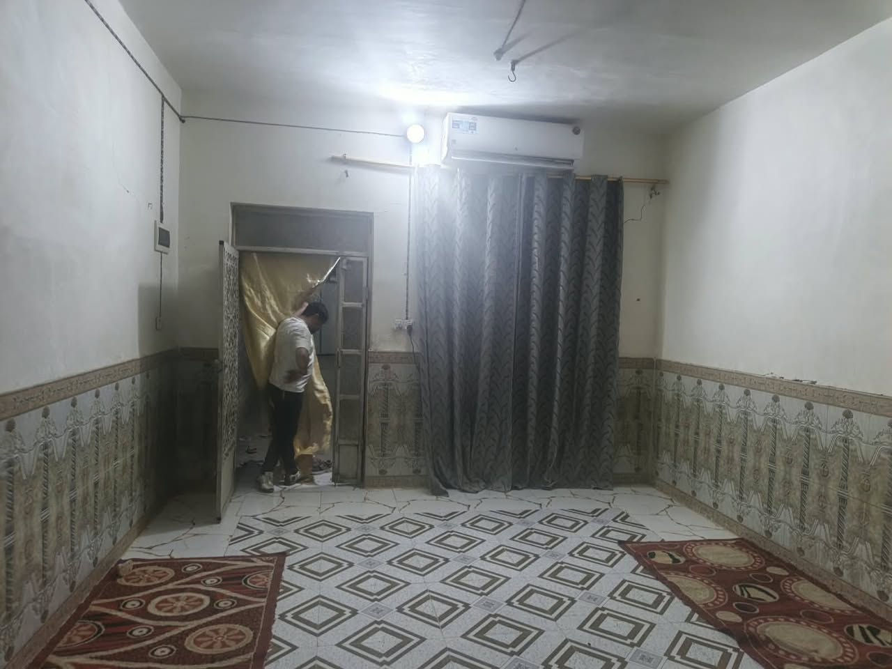 السلام عليكم يوجد بيت للبيع حواسم مشمول بالتطويب مساحة 200 متر يتكون من غرفتين وصاله ومطبخ وصحيات وديوانيه وساحه المكان قرب جامع أبو تراب السعر 24 وبيه مجال الاستفسار ***********
