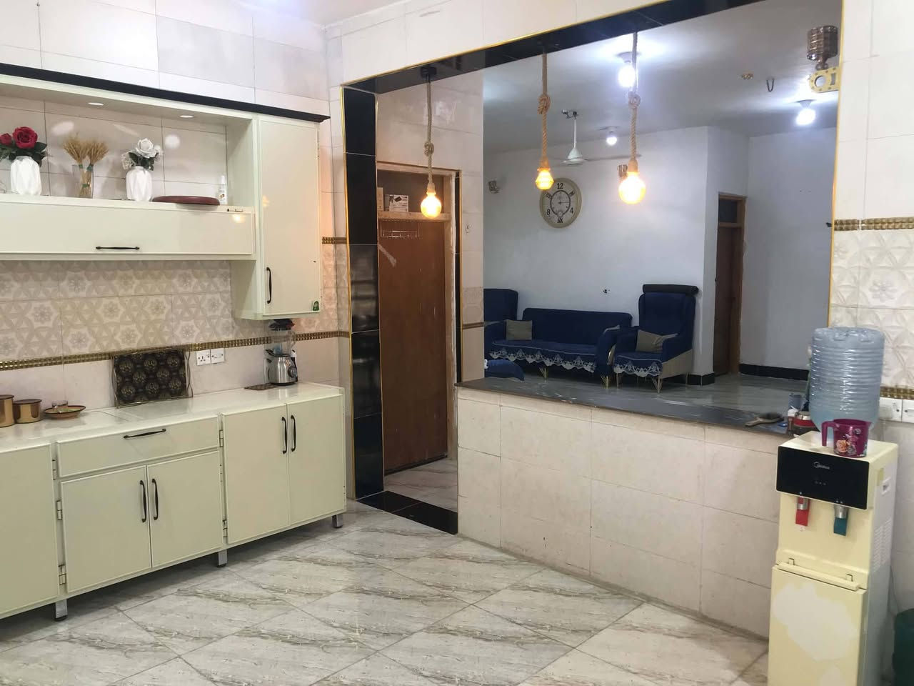 بيت للبيع مساحته ٣٣٤ متر قريب البوابة ماء كهرباء متوفر يتكون من استقبال ٧في٥ والصالة ١٠في ٥ والمطبخ ٥في ٤ والحمام ٣في٢ونص والغرف ٥ونص في ٥ والغرفة الثانيه ٥في ٥ بس اساس طالع منها بناء حديث 
للاستفسار
***********
***********
