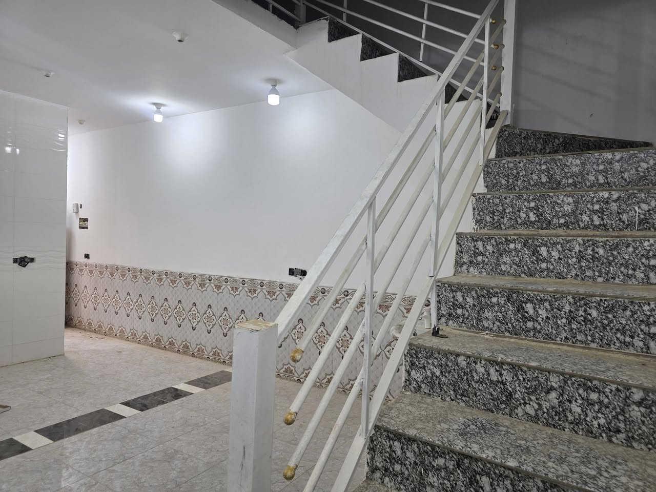 بيت للبيع مساحه ١٠٠م كوت حي الحكيم قرب الكورنيش يبعد عن الكورنيش ١٥٠م شارع افران الهادي تفاصيل البيت المساحه ١٠٠م البناء طابوك يحتوي على غرفه وصاله ومطبخ واستقبال وصحيات داخليه وخارجيه والسطح الزكام السعر ٣٨ مليون للاستفسار مراجعه مكتب دلاليه احمد السعيدي للاتصال *********** ***********
