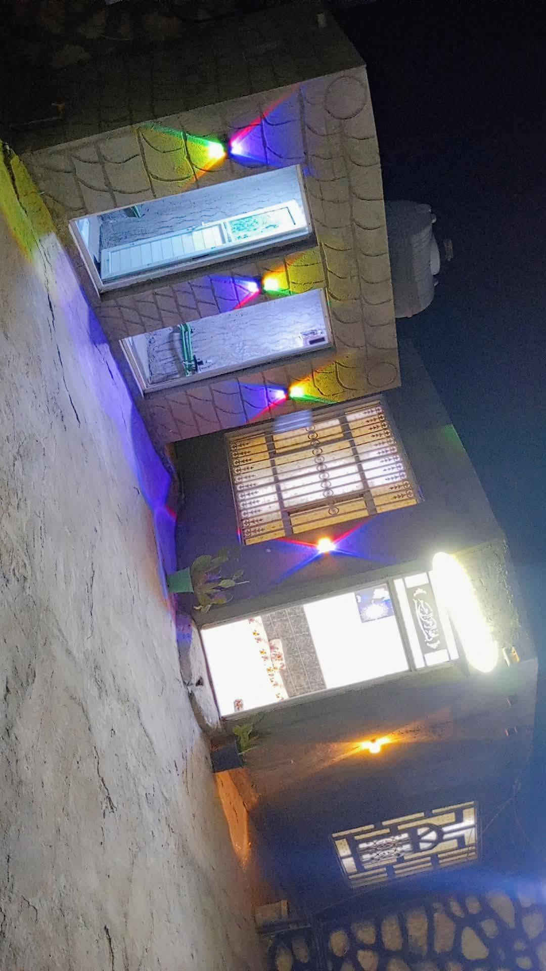 السلام عليكم بيت الف متر بي دارين عل100 متر وحديقة ومضيف وتخاريج ومثل ما تشوف الموقع شارع تلعفر مقابل جسر الحولي عمود 110 السعر 90 وبي مجال الاتصال ***********
