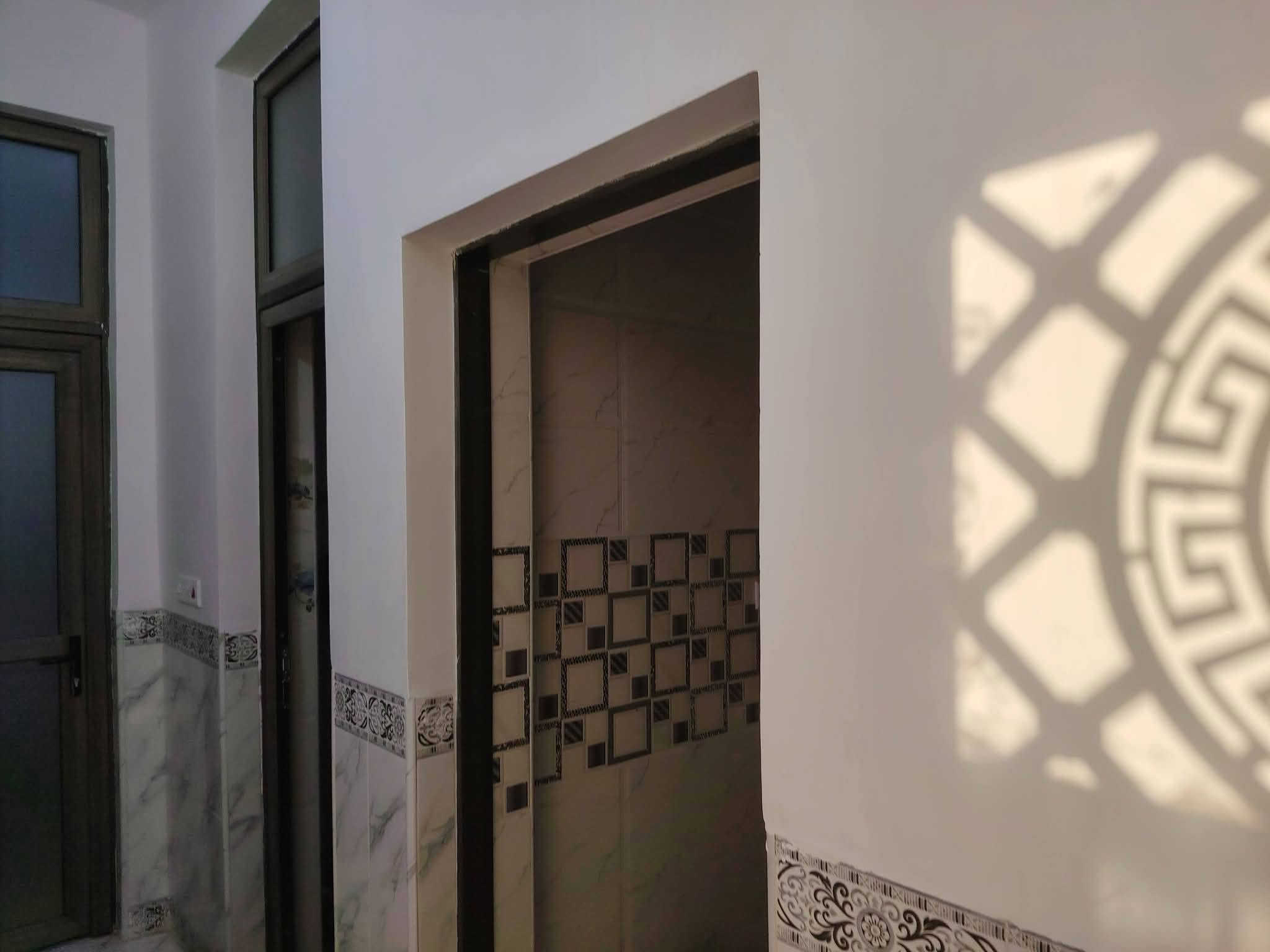 بيت البيع مساحة ميه متر طابقين غرفتين نوم وصاله وهول ومطبخ وصحيات داخلية سند ٢٥ طابو زراعي شارع تبليط البيت ركن على شارعين مقابيل دواجن حي الرحمن ***********
