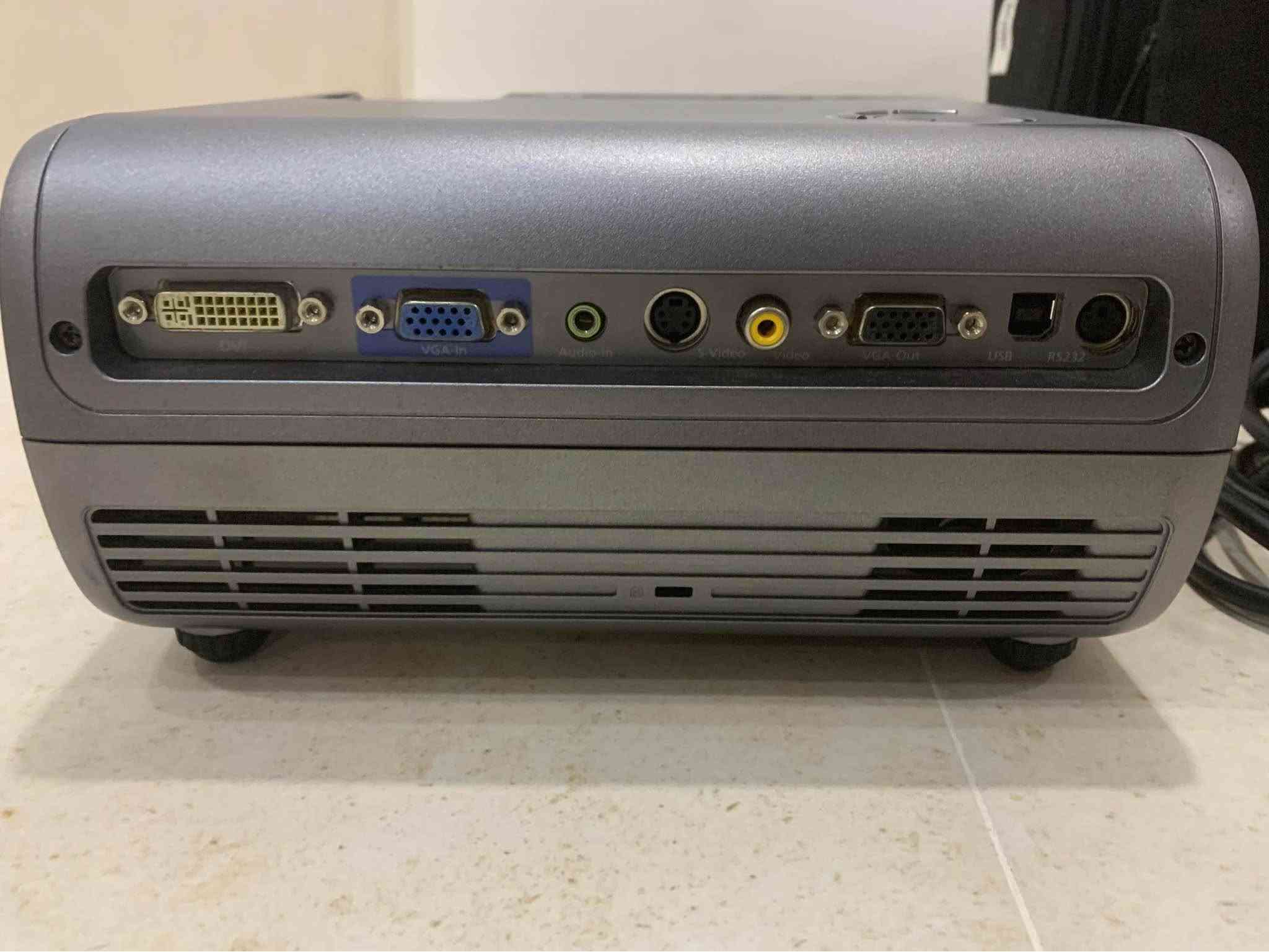 📣 Acer Original DLP Projector (XD1270D) 📣
پرۆژێکتۆری ئۆرجیناڵی Acer (دەستی دووی ئەوروپی - زۆر خاوێن)
زۆر گونجاو و باشە بۆ ئۆفیس، هۆڵی کۆبوونەوە، قوتابخانە و پەیمانگاکان، و هەروەها بۆ شوێنی تر و سەیرکردنی فیلم لە ماڵەوە.  
✨ مواسەفات:
 مارکە: Acer (Model: XD1270D / DNX0503)  
 گڵۆپ: PHILIPS UHP 200W  
 دەرچەکان: VGA In/Out, DVI, S-Video, Audio In, USB  
 ملحەقات: جانتا و بەندکی ئۆرجیناڵ، کێبڵی کارەبا، کێبڵی VGA، قاپی پاراستنی عەدەسە  
📍 نیشانی: هەولێر
🚚 گەیاندن: گەیاندنمان هەیە بۆ سەرجەم شارەکان
بروجيكتور أصلي من شركة Acer (مستعمل أوروبي - نظيف جداً)
ممتاز ومناسب جداً للمكاتب، قاعات الاجتماعات، المدارس، وللاستخدام المنزلي.  
✨ المواصفات:
 الماركة: Acer (الموديل: XD1270D / DNX0503)  
 المصباح: PHILIPS UHP 200W  
 المنافذ: VGA In/Out, DVI, S-Video, Audio In, USB  
 الملحقات: الحقيبة الأصلية مع الحزام، كابل الكهرباء، كابل VGA، وغطاء العدسة  
📍 العنوان: اربيل
🚚 التوصيل: متوفر التوصيل لجميع المحافظات
Original Acer DLP Projector (European Stock - Excellent Condition)
Great choice for offices, meeting rooms, schools, and home use.  
✨ Specifications:
 Brand: Acer (Model: XD1270D / DNX0503)  
 Lamp: PHILIPS UHP 200W  
 Ports: VGA In/Out, DVI, S-Video, Audio In, USB  
 Includes: Original Acer Bag with Strap, Power Cable, VGA Cable, and Lens Cap  
📍 Location: Erbil
🚚 Delivery: Delivery available to all citie أربيل, العراق
