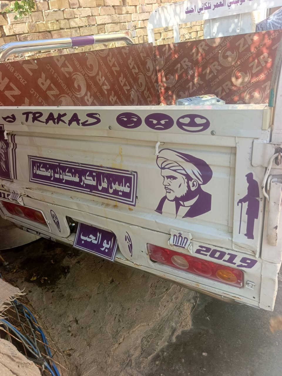 توك توك • مواصفات ناقصة