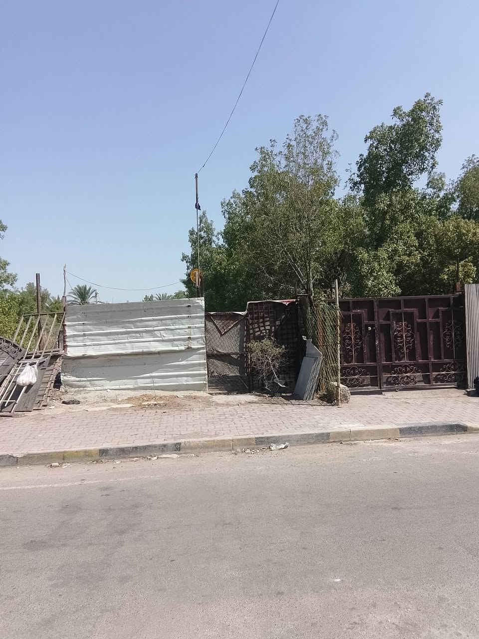 سلام عليكم بيت للبيع مساحه 100طابقين طابق ثاني سويت علا ساحه وحديقه مقابيل البيت موقع بغداد الحسينيه مال راشديه خلف العماره الحمره الستفسار***********
