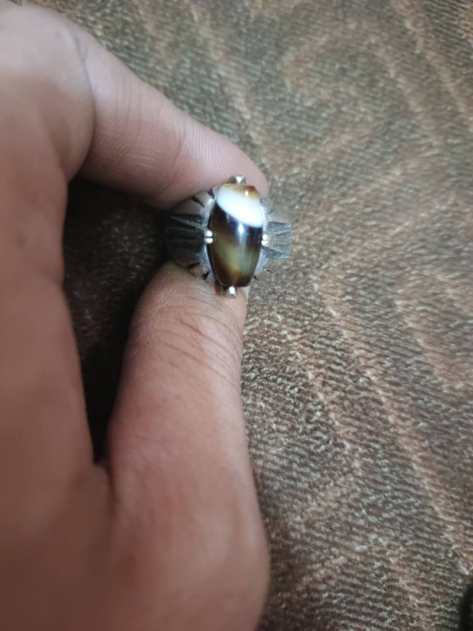 محابس فضه للبيع 925
وعلى شرط كلهن مفولات وبيهن واحد 
الاسود هاذ سبع معادن ومحبس قديم كلش 
كلمن وسعره 
***********
