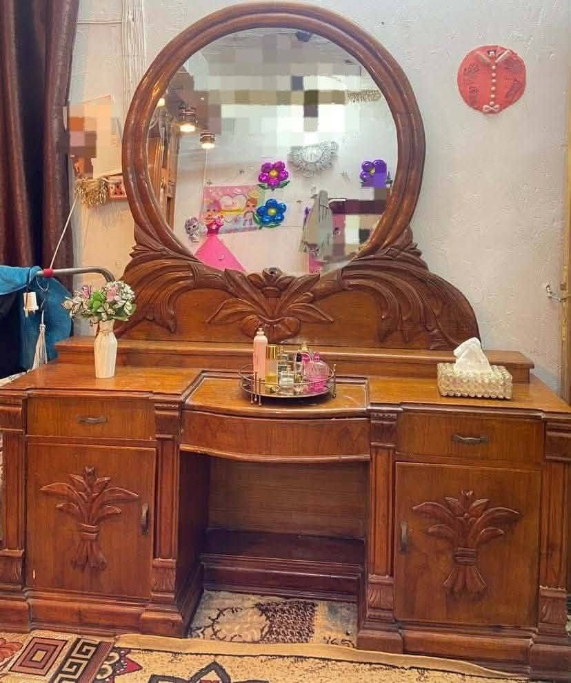 غرفة نوم كاملة للبيع
 خشب ثقيل  تسكام الاصلي، بحالة جيدة. السعر 750 ألف قفل ، محافظة بغداد  الرقم ***********
