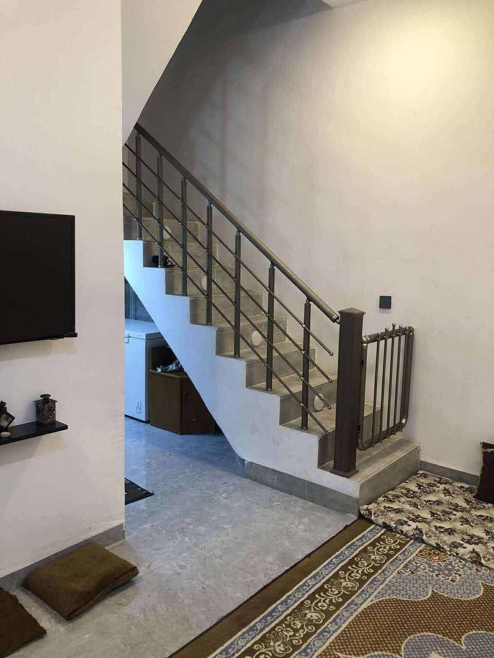 البيت مساحته 125 متر ركن مربع واجه 10 ونزال 12ونص العنوان الخواص حي الكرار مقابيل الطاقه الغازيه يبعد عن الشارع العام 90 متر بناء حديث وينباع هوه والاثاث حسب الاتفاق الاستفسار الاتصال بالرقم *********** السعر 133
