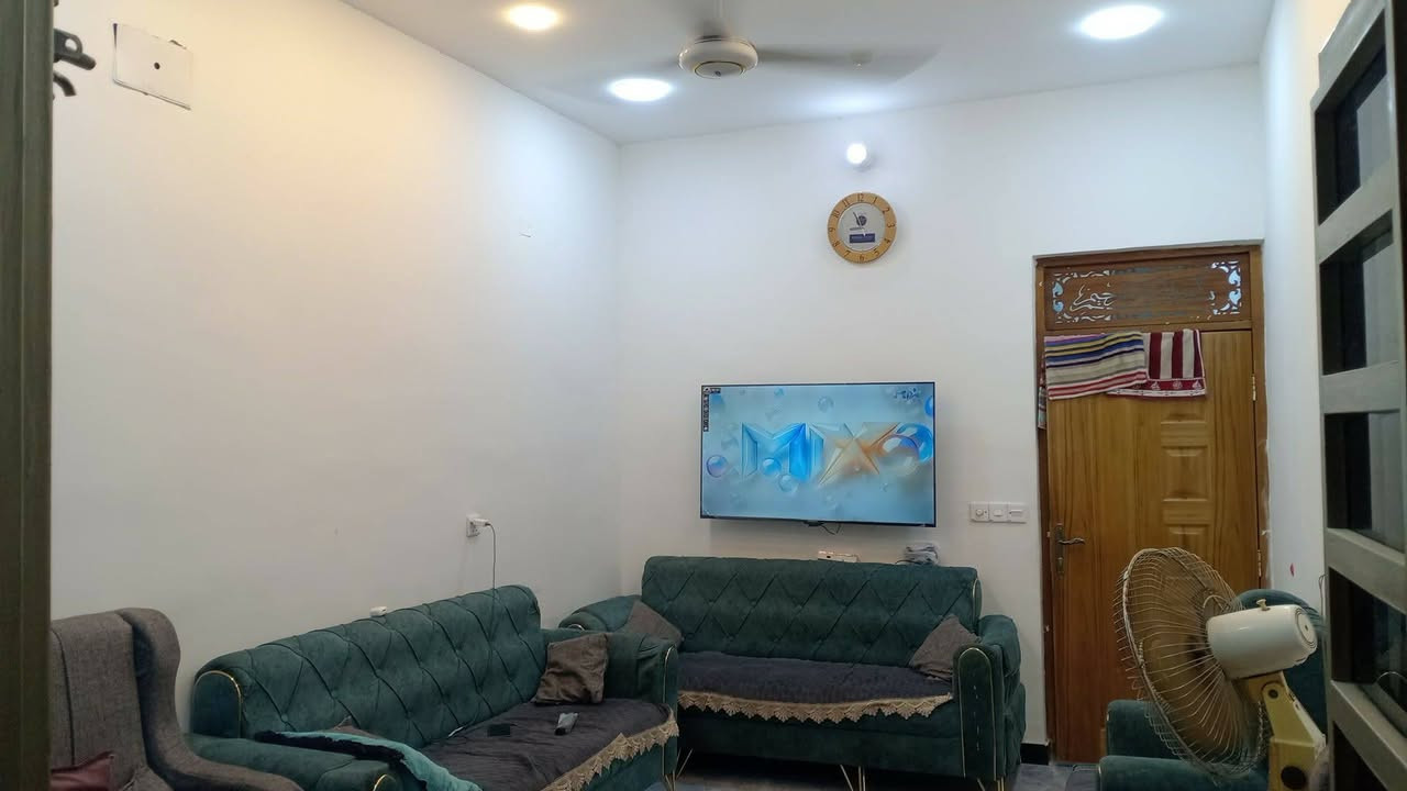 سلام عليكم بيت للبيع مساحه 75متر يحتوي علا ثلاث غرف نوم  واستقبال وعلا حمام عدد 2 واجها 3.75 ونزال 20   طابقين وثالث بيتونه بناء حديث بدايه 26العنوان ديوان مخابرات قرب مدرسه الروان للاستفسار البيع حسب الاتفاق مع الاثاث او بدون ***********

