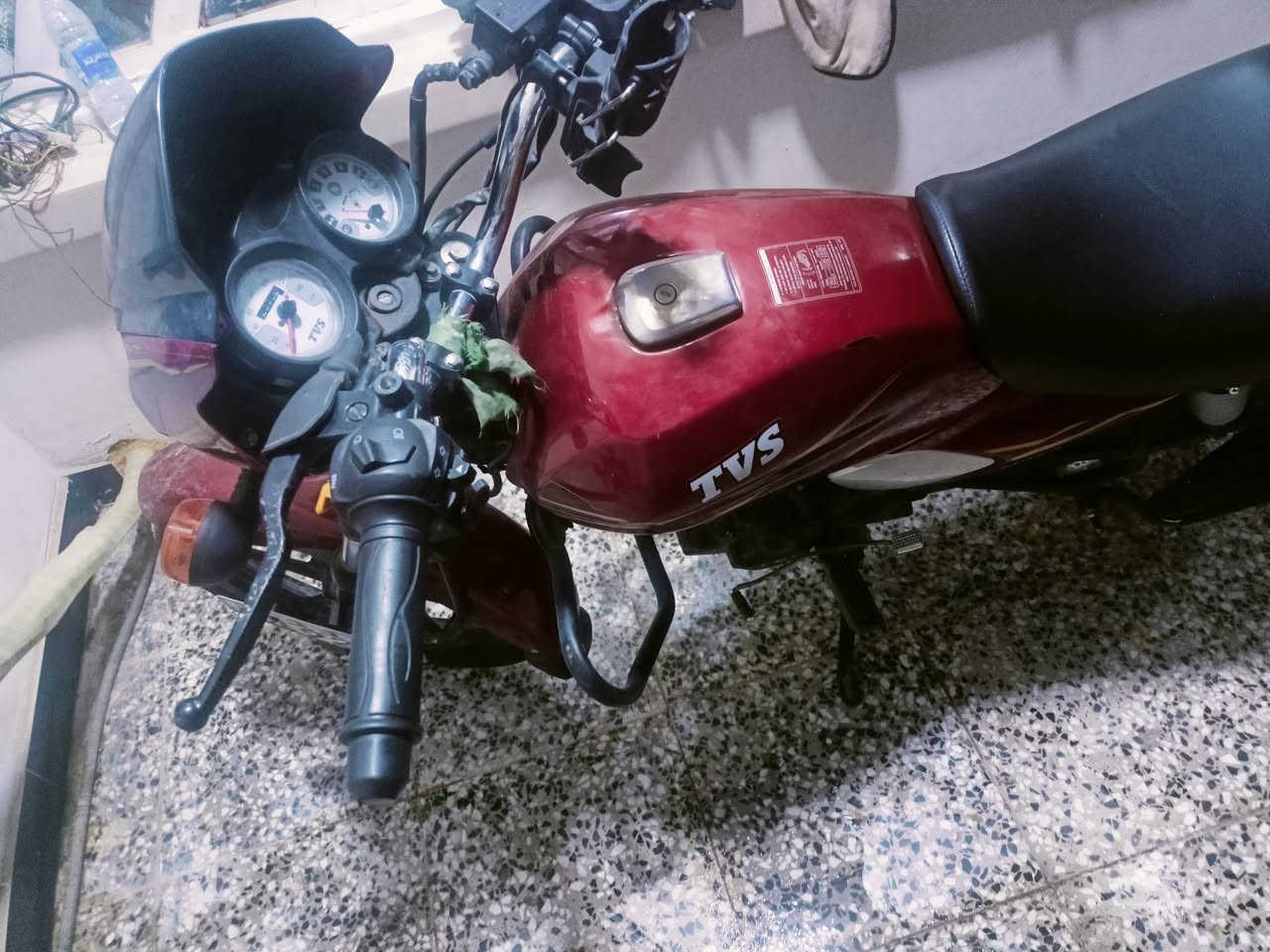 سلام عليكم دراجة TVS HLX 150cc2023  مرقمه رقم بغداد انكليزي للبيع دراجة كلشي بيها بلادي كلجات الكابريتر بلادي وما مفتوح الويلين بلادي كل شي ما بيهن والدراجه بعدها بختم الشركة  وبراغي الشركه تقره مكتوب عليها TVS محركها ما مفتوح برغي ماشيه بس 12 هي والصندوق ومخلي بيها جي بي اس الاصلي الي يكطع ناريه ومواصفه اني  مسوي اله بس تفتح الاستاند الجانبي وتنطيها أول تطفه والرايراتها مرتبه والضفيره بلادي مرتبهة وما ملعبوب بيها ابدا بيها شلعه حيل قويه من تجي جيب وياك 10 تفحص  سبب بيعها مشاكل ومحتاج فلوسهة  مستعجل ما مغسوله مكاني بغداد الفضيلية سعرها مليونين و 800 وبيها مجال
رقمي *********** راسلني أو خابرني واتساب
