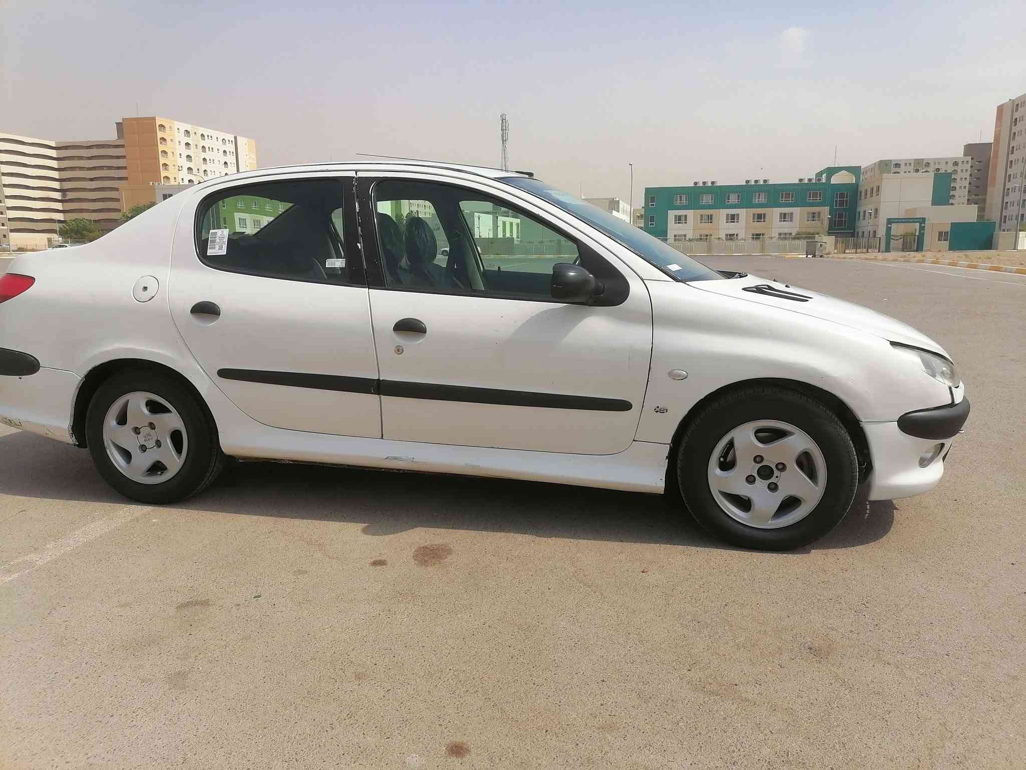 السلام عليكم بيجو فرنسي باسمي رقم انكليزي موديل 2009 مكانها مجمع بسماية السكني هزة ما منتهية كير عادي  تبريد شغال اقتصادية لامكلوبة ولا متجاية بيها طخطخات بسيطة ومصلحة السعر 42 وبيها مجال رقم الهاتف ***********
