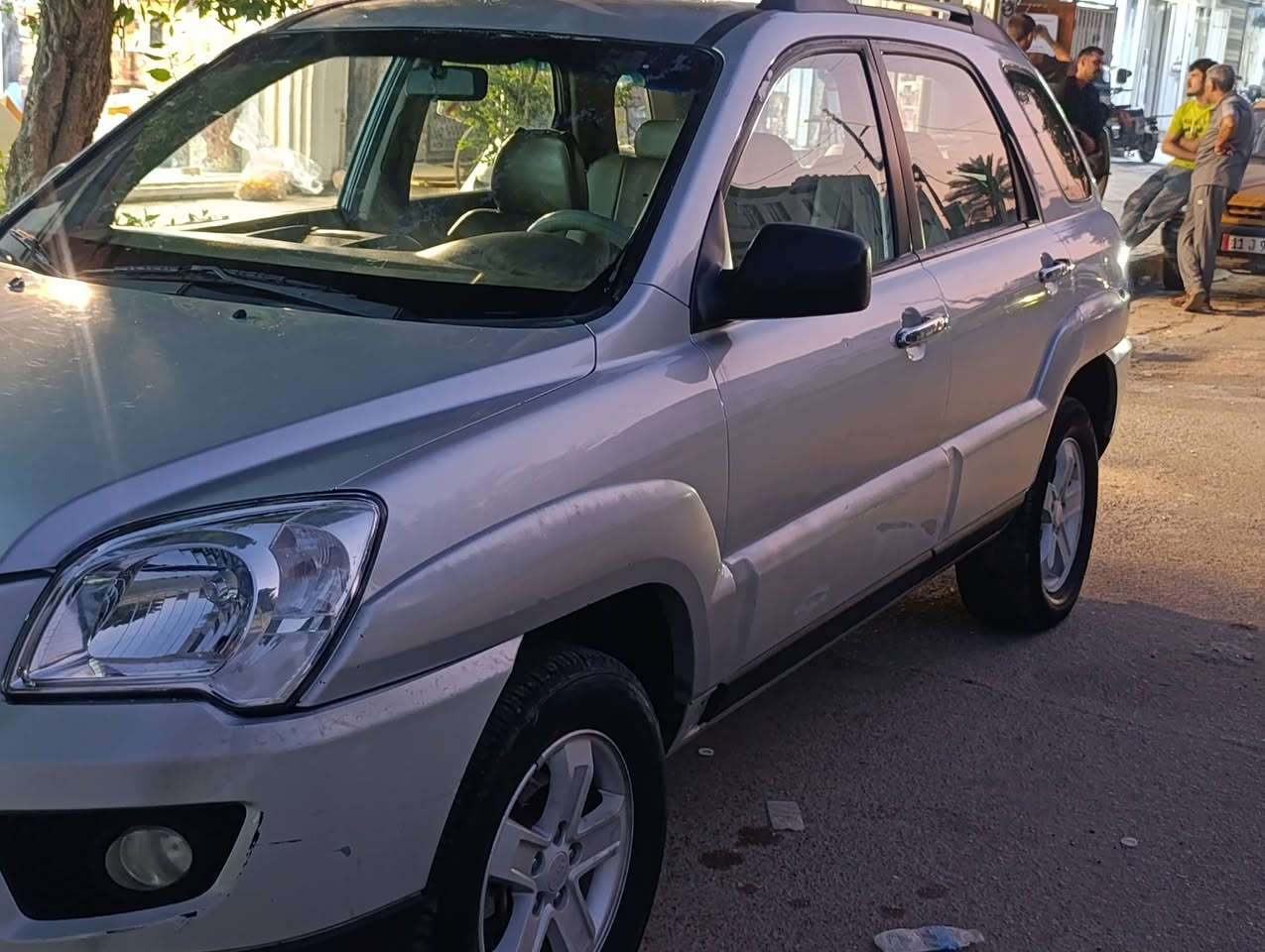 السلام عليكم سبورتج خليجي 2009 فور ويل دفع رباعي محرك 2000  بلاديه مكفوله من الضربه والصبغ تبريد ثلج كير محرك متاز ويل كب باسمي رقم جديد وهزه وسنويه مكان الكاظميه السعر 110 الاتصال ***********
