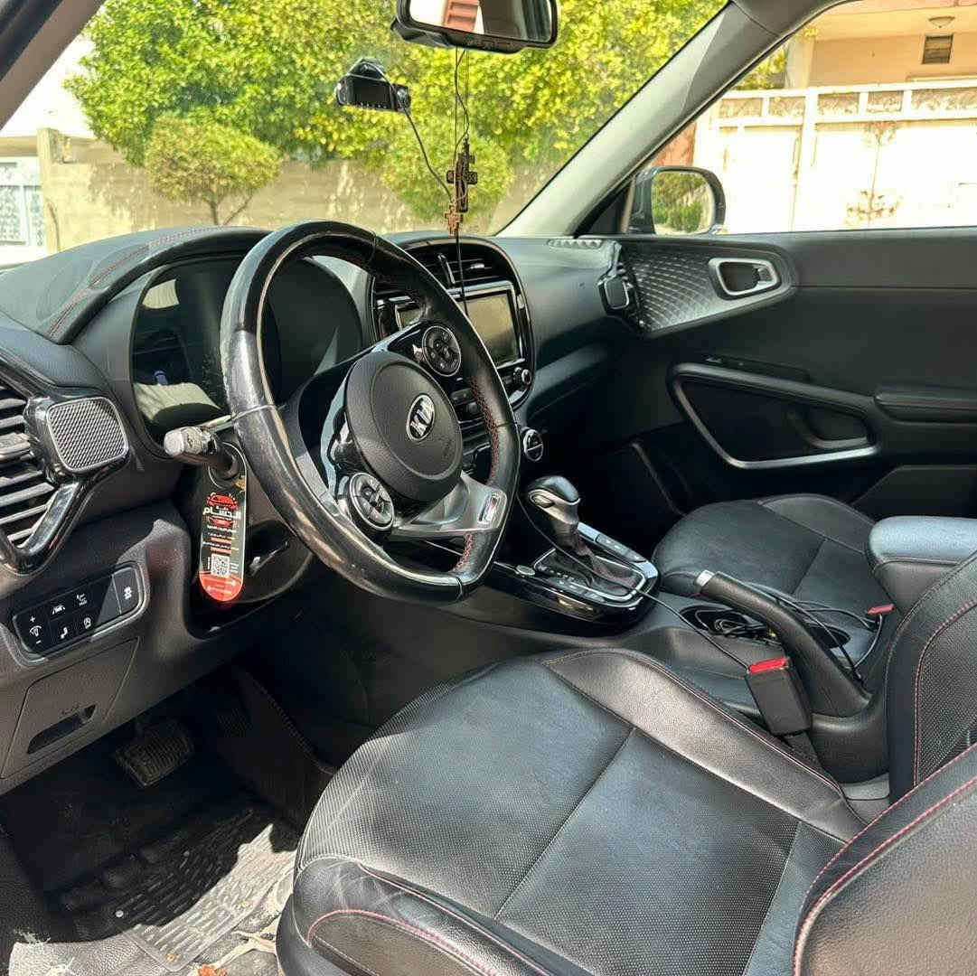 � للبيع -Kia Soul 2020 GT LINE اعلى فئه
🔹 الموديل: 2020
🔹 اللون: اسود 
🔹 المحرك: 2.0 لتر – 4 سلندر
🔹 ناقل الحركة: أوتوماتيك (CVT)
🔹 العداد: 74 الف كم قابل للزيادة
🔹 رقم اربيل
 🔹سنوية و رقم جديد

المواصفات الداخلية:

 • شاشة معلومات وترفيه 10.25 إنش
 • دعم Apple CarPlay & Android Auto
 • شحن لاسلكي للهواتف
 • مقاعد كهربائية
 • تدفئة و تبريد للمقاعد الامامية مع تدفئة للمقاعد الخلفية 
. تدفئة ستيرن
 • تشغيل بصمة
 • تحكم كامل من المقود
 • بلوتوث + USB
 • تكييف أوتوماتيك
 • شاشة عدادات واضحة
 • خامات داخلية جلدية نظيفة ومريحة
. انظمة تحديد مسار ومانع انزلاق و إطفاء تلقائي عند الوقوف مع شاشة( داتا شو) عرض السرعة على الدشبول

أنظمة السلامة والمساعدة:

 • رادارات أمامية 
 • نظام النقطة العمياء (Blind Spot Monitoring)
 • تنبيه حركة المرور الخلفية
 • كاميرا خلفية
 • نظام الثبات والتحكم بالانزلاق

//سياره وارد كندي 
ضربه خلفيه فقط كما موضح بالصور 
بدون ايرباك

مميزات إضافية:

 • اقتصادية في الوقود
 • السيارة نظيفة وجاهزة للاستخدام

العنوان 📍 كركوك منطقه سيكانيان 
📞 للتواصل والواتساب : ***********
الــســعر/  130 ورقه وبيه مجال للشراي 

رابط الواتساب المباشر للمراسله لصاحب سياره👇🏻☑️

https://wa.me/964***********
