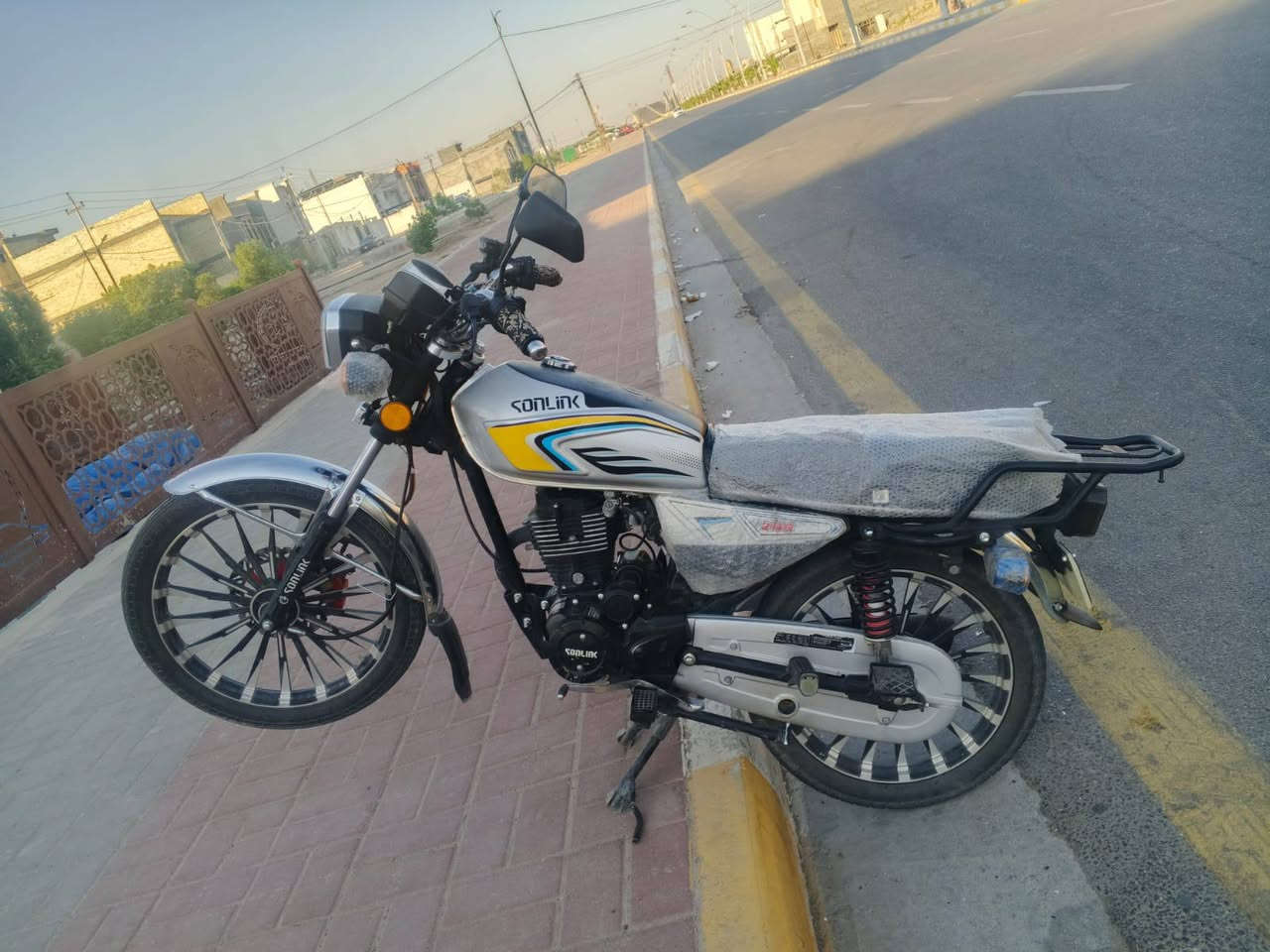 سلام عليكم  دراجه سونك لبيع موديل 2025محرك 200 مامدود عليه سبونه
دراجه جواكيج مو ضااطه وزنجل  هاذه رقم بيء وتساب 
***********
