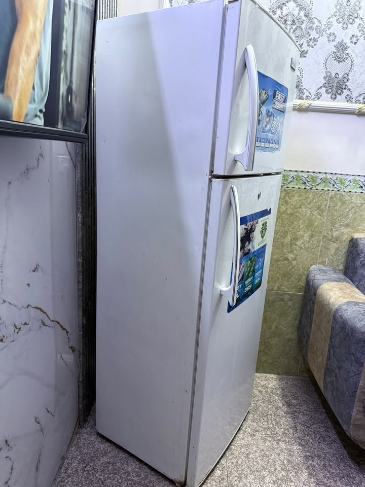 ثلاجه للبيع السعر ١٧٥ وبيهه مجال المكان بغداد البلديات  للاستفسار ***********
