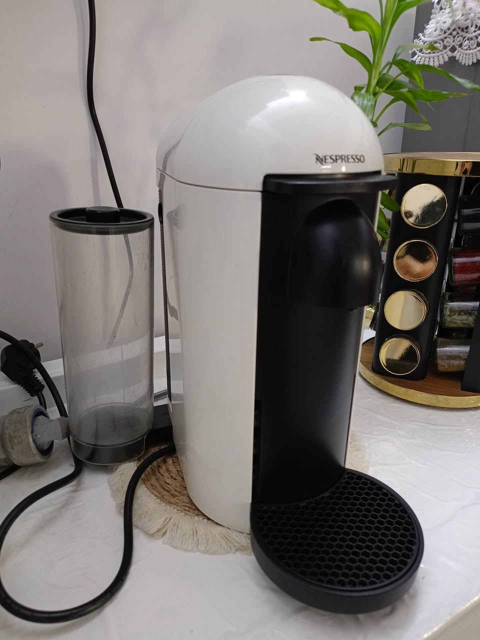 للبيع: ماكينة قهوة نسبريسو فيرتو بلس (Nespresso VertuoPlus - GCB2)
 : ماكينة قهوة أصلية باللون الأبيض، مستعملة بحالة جيدة جداً ونظيفة، جاهزة للاستخدام الفوري.
 * المميزات:
   * تعمل بتقنية Centrifusion الفريدة لاستخلاص القهوة برغوة غنية وشكل احترافي.
   * تحضير القهوة بلمسة زر واحدة مع التعرف الذكي على نوع الكبسولة عبر الباركد.
   * خزان ماء كبير وقابل للتعديل حسب المساحة المتوفرة لديك.
   * تسخين سريع جداً ونظام توفير الطاقة.
 * الموقع: الموصل.
للتواصل والاستفسار عبر الخاص أو الاتصال على الرقم: [***********]
