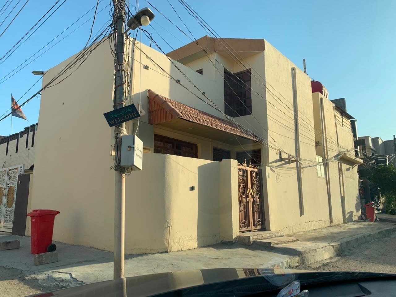 السلام عليكم

للبيع 

بيت طابو صرف مساحة 85 متر طابقين 

الطابق الأرضي مكون من صاله استقبال 

وكلدور ومطبخ وغرفه نوم وصحيات 

والطابق الثاني مكون من غرفتين و صحيات وسطح 

البيت جاهز من كلشي بدون نقص بناء جديد 

موقعه حلو ركن ع ثلاثه شوارع  

مكان البيت حله الجزائر الشارع العريض  

***********