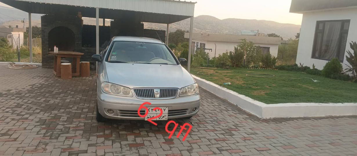 نیسان سەنی 2008 یابانی 
ژینگەی دراوە سەنەوی تەواو بووە
٣ پارچەی پێشی بۆیاغە 
کەمێک ناوی گرتووە 
گێڕو مەکینەو تەبرید بەشەرت 
تەحویل و غرامەو بڕاوەی بەشەرت
سعری قوفڵی 62 گەڵایە بێ معامەلە
گێڕ ئۆتۆماتیک ... مەکینە سپی 
ناو زەرد .. جام عادی 
تایەیی تازە 
*********** لە پیرەمەگرونم دخان, السليمانية
