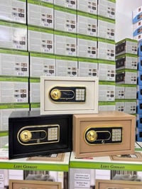 عرض 30 ارتفاع 20 عمق 20 وزن 4 كيلو  تحتوي على مغذي خارجي وشاشة والسعر ...