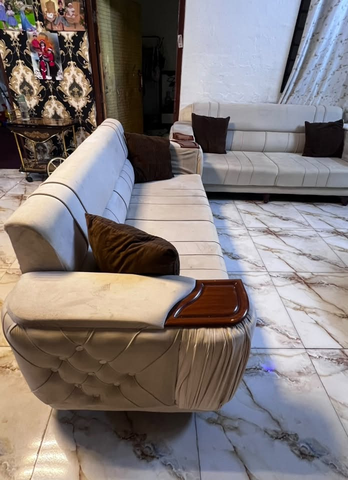 السلام عليكم تخم ١٠ مقاعد نظيف جدا بدون ضرر سعره ٢٥٠ الف مكاني بغداد شارع حيفا ***********
