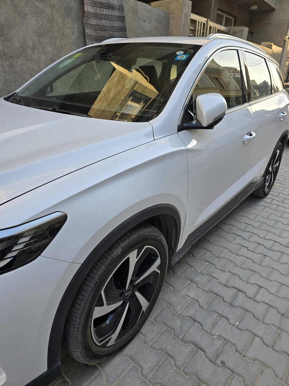 BYD Sealion 05 DM-i 2024
بي واي دي سيلايون 05 زيرو على كد الترقيم موديل ٢٠٢٤ باسمي تحويل ثاني يوم بلكن هايبرد   فول مواصفات بانوراما كشنات جلد وكهرباء وايضا الكشنات تدفئه وتبريد جنطه كهرباء مري شفط كامره تصوير اثناء القياده وكامره ايضا ٣٦٠ درجه وكامرات بالمري الجانبيه ويل كبير حساسات امامي خلفي مانع تصادم اسطفاف الي تحكمات استيرن كامل كروز سرعه وتحديد مسار شاشه كبيره وقلابه وايضا نزلت جميع البرامج عليها على حسابي لان هيه تجي باللغه الصينيه وسويتلها حمايه للشاشه منفذين للشحن لايت لد خلفي وامامي وبعد كثير من المواصفات وماشيه ٦٠٠٠ الاف
العنوان/ بغداد
السعر / ٢٨ مليون
الرقم/***********
⚙️ المحرك والنظام

🔹 محرك 1.5 لتر بنزين + محرك كهربائي
🔹 نظام DM-i Hybrid الذكي
🔹 ناقل حركة E-CVT سلس واقتصادي
🔹 مدى كهربائي يوصل تقريباً 75 كم 🔋
🔹 مدى إجمالي أكثر من 1200 كم (بنزين + كهرباء)

📐 الحجم والمساحة

✔️ سيارة SUV عملية بمساحة مريحة للعائلة
✔️ ثبات عالي وقيادة ناعمة داخل المدينة والطريق السريع

🛋️ الداخل والتجهيزات

✨ شاشة وسطية كبيرة دوّارة
✨ عدادات رقمية
✨ تشغيل بصمة
✨ كاميرات 360 درجة
✨ أنظمة أمان ومساعدة قيادة حديثة
✨ تكييف أوتوماتيك وراحة كاملة للركاب
