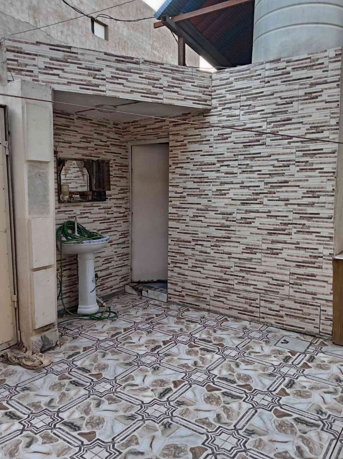 سلام عليكم بيت للبيع زراعي مساحه ٢٤٠متر العنوان النجف كوفه سهله وقريب عله منطقة شبيلي وقريب عله جسر الإمام علي يتكون من ديوان وصاله وغرفتين ومطبخ وحمام داخليه وخارجيه سكف كونكريت مسلح تصال عله رقم ***********
