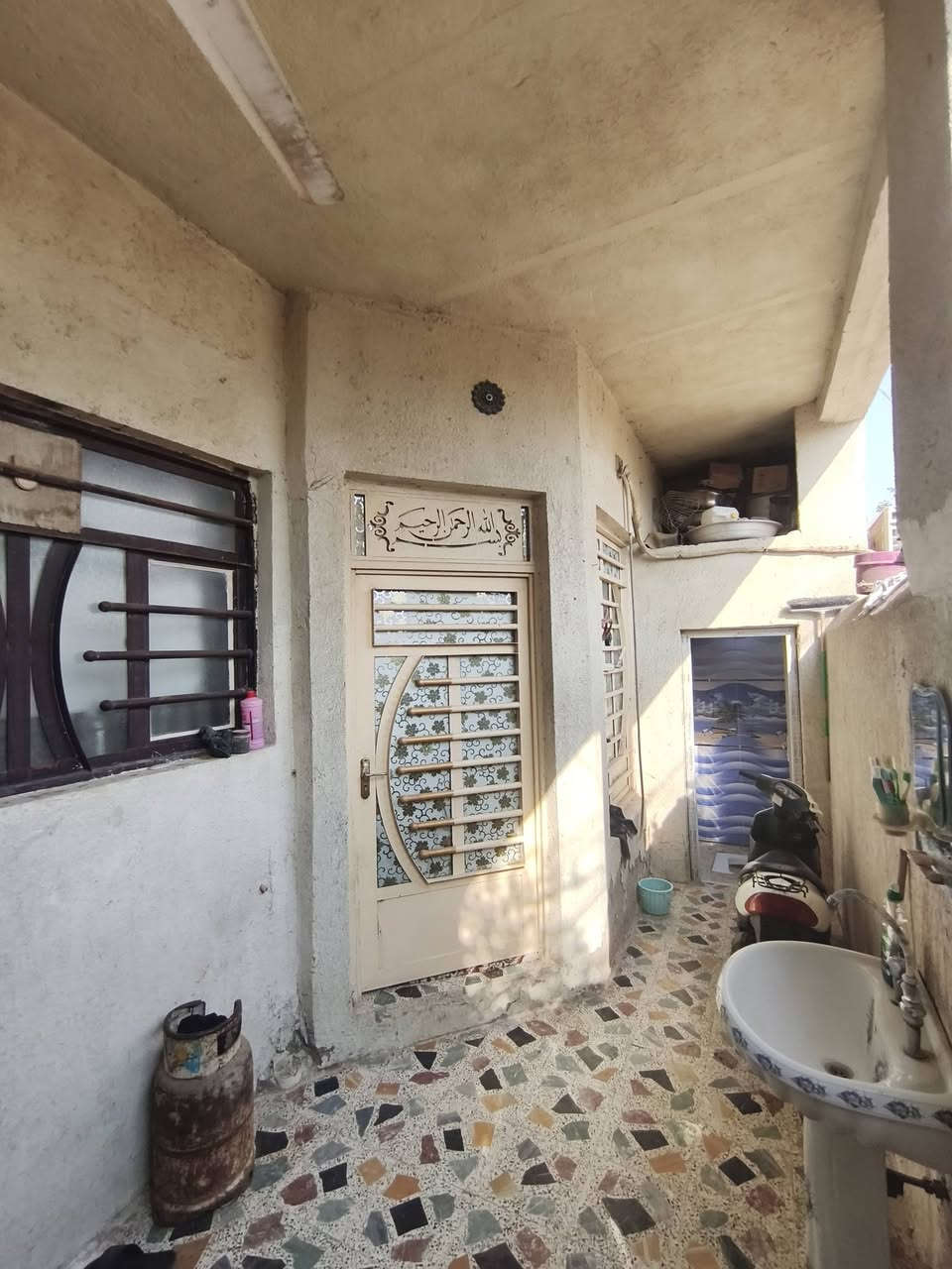 الدار للبيع مساحه 100 م
البيت يحتوي على غرفه وصاله ومطبخ وديوانيه 

وطابق الثاني يحتوي على غرفتين وصاله ومساحه سطح مطبك كاشي

تاريخ بناء البيت 2019

موقع الدار العوفيه السايدين نهايه شارع حسينيه الرسول 

للاستفسار الاتصال على الرقم ***********
