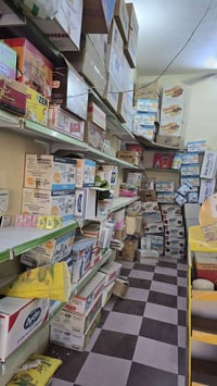 رفوف محل • ٢٢م • للبيع