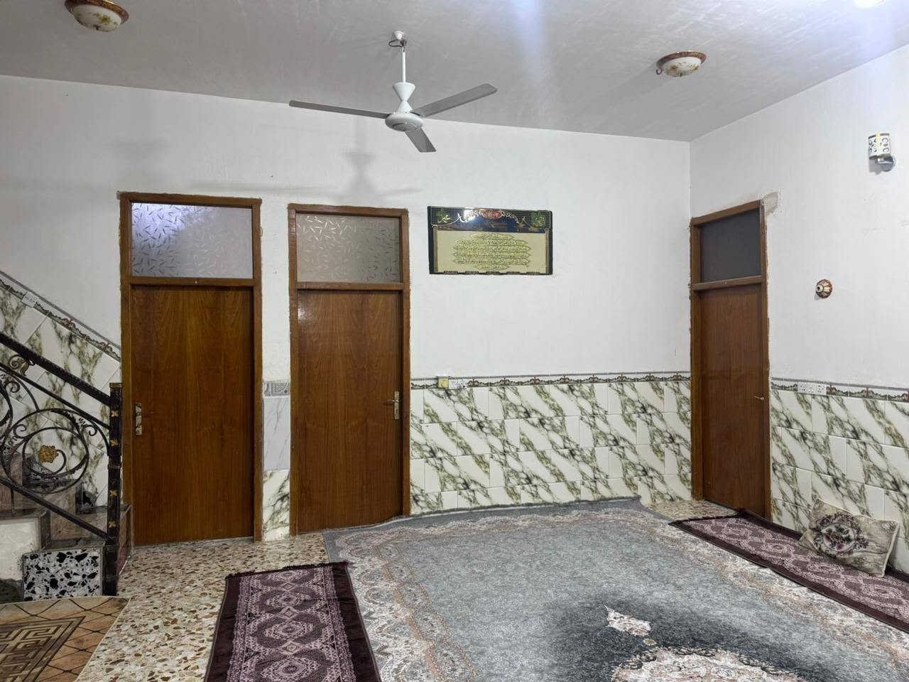 دار سكن للبيع تتكون من ٣غرف نوم٤×٦ واستقبال ٨×٤ وصاله ٦×٦ حمام عدد٢ مطبخ ٥×٤ مساحة البناء ٣٠٠م مع قطعه سكن خلف محطة وقود الشحيمية  الوجه على البزل  للإستفسار الاتصال على الرقم *********** او***********

