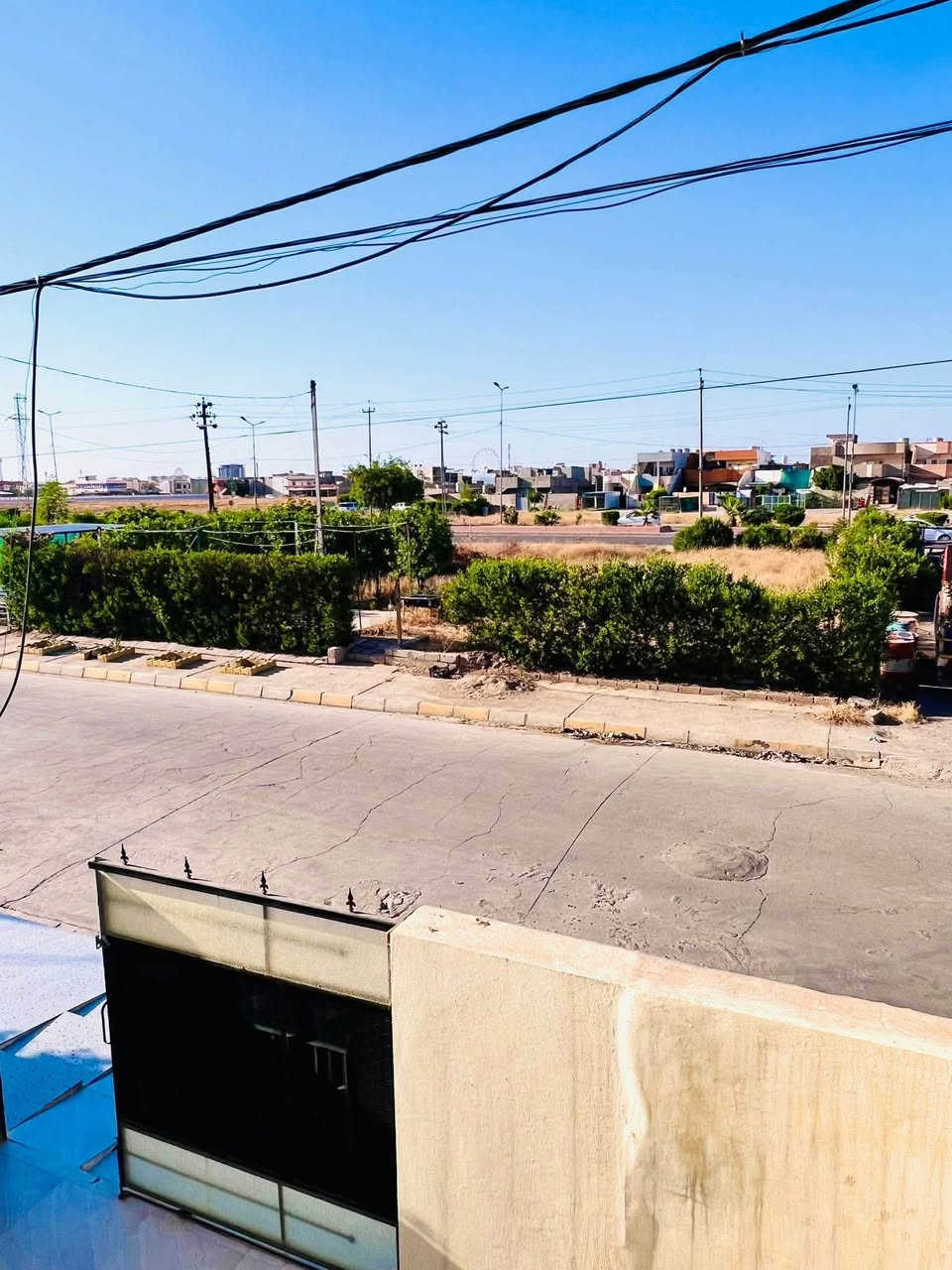 🏡 دار حديثة ومميزة للبيع (طابقين)
🏡دار حديثة ومميزة للبيع (طابقين)

• المساحة: 125 متر مربع.بلديه اوراقه كامله مخصصة

• الموقع: مقدمة حي النداء، بالقرب من جسر الرشيد (موقع مميز وسهل الوصول).

📐 التصميم الداخلي والتوزيع

يتميز البيت بتصميم مرن يضم درجاً داخلياً وآخر خارجياً، مما يتيح إمكانية فصل الطابقين أو استخدامهما معاً كمنزل واحد متكامل.

🔹 الطابق الأول:

• صالة استقبال: واسعة ومريحة

• مطبخ بنظام (حار / بارد): مصمم ليوفر عزلًا لروائح الطبخ

• غرفة نوم: مريحة وهادئة.

• حمام متكامل

🔹 الطابق الثاني:

• صالة استقبال إضافية: تتميز بإطلالة ونوافذ كبيرة توفر إضاءة طبيعية ممتازة.

• غرفة نوم.

• حمام متكامل.

✨ مواصفات البناء والتشطيب (درجة أولى)

• الأرضيات والجدران: البيت مغطى بالكامل (فول سيراميك) من السيراميك التركي

بتصاميم رخامية أنيقة تعكس الإضاءة وتضف اتساعاً للمكان

• الأسقف: ديكورات (فول مغربي) حديثة مع إضاءة مخفية (LED) وسقوف ثانوية مميزة.

• التبريد: نظام تبريد مركزي متكامل يضمن توزيع الهواء بشكل مثالي.

• التأسيسات: منظومات الكهرباء والمجاري والصرف الصحي كلها من مواد أصلية وذات جودة عالية.

🚗 المرافق الخارجية والملحقات

• كراج سيارة كبير: يتسع لسيارة بارتياح مع أرضية سيراميك جيده

• مجموعة صحيات خارجية: إضافية لخدمة الضيوف أو الاستخدام الخارجي.للأستفسار

***********

***********

