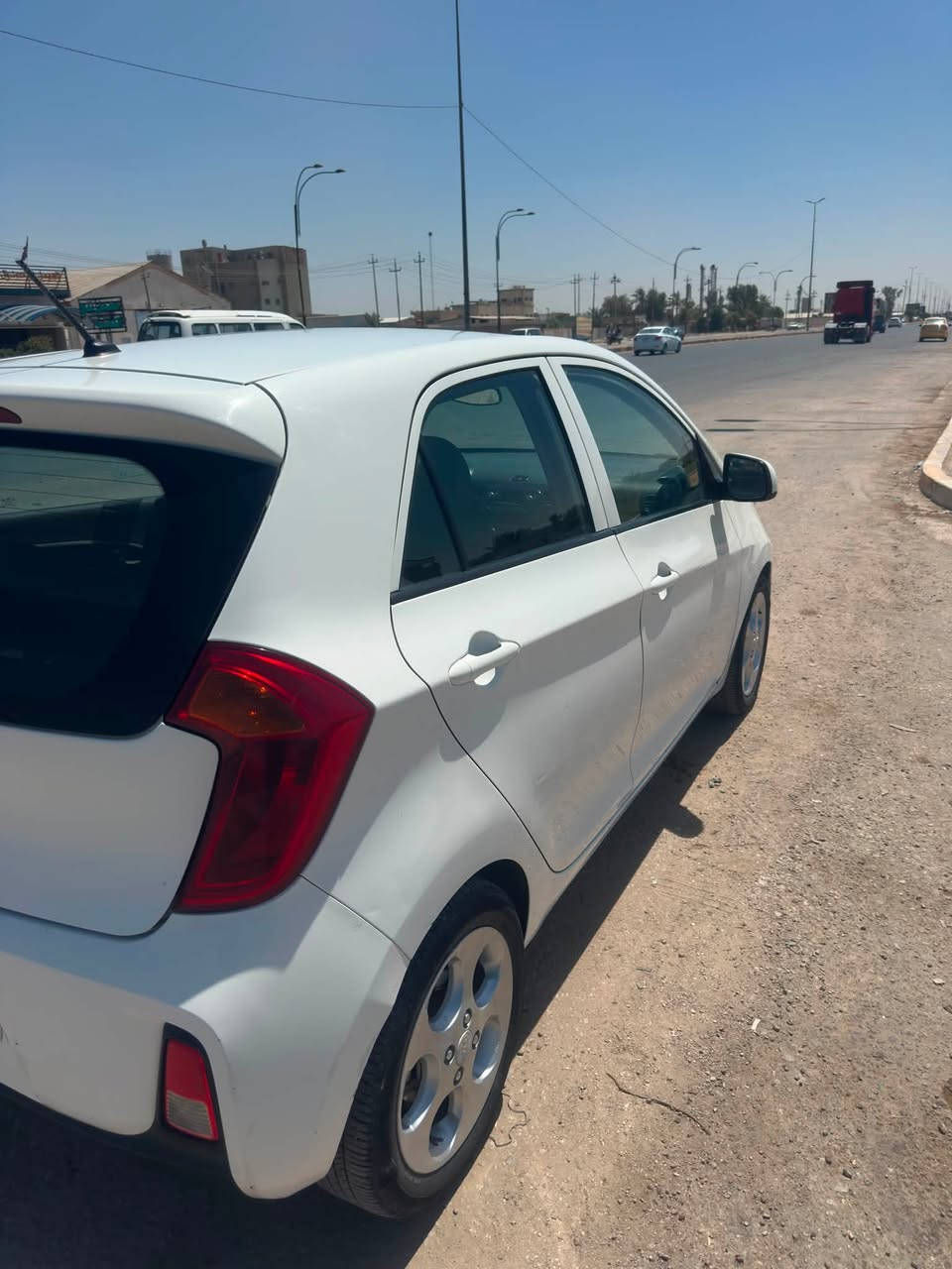 السلام عليكم
بيكانتو موديل ١٧ رقم بغداد بسمي سنويه وهزه جديده 

مكينه كير خير من الله جام كهرباء 

صبغ بيه شويه بلبنيد وشويه بلباب السايق 

وشويه كارت بلباب الثانيه 

جاهزه للخير بيه نقص بس تبريد 

سعره ٨٠ وبيه مجال ***********

