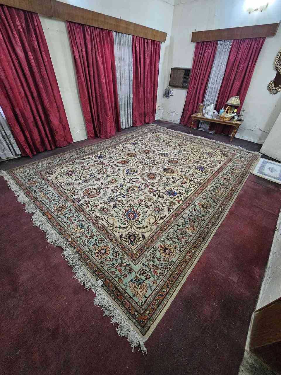 للبيع زولية ايرانية تبريزي قديم صناعة يدوية  نظيفة بدون ضرر قياس 5×3.5 السعر 600 الف للاتصال *********** واتساب
