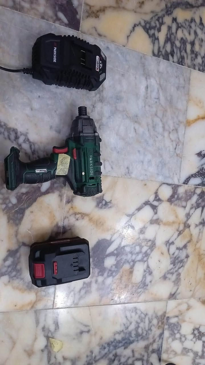 للبيع .للبيع ' دريل مثل بصوره بدون بطاريه وشاحن بس شغال شرط شغل ***********
