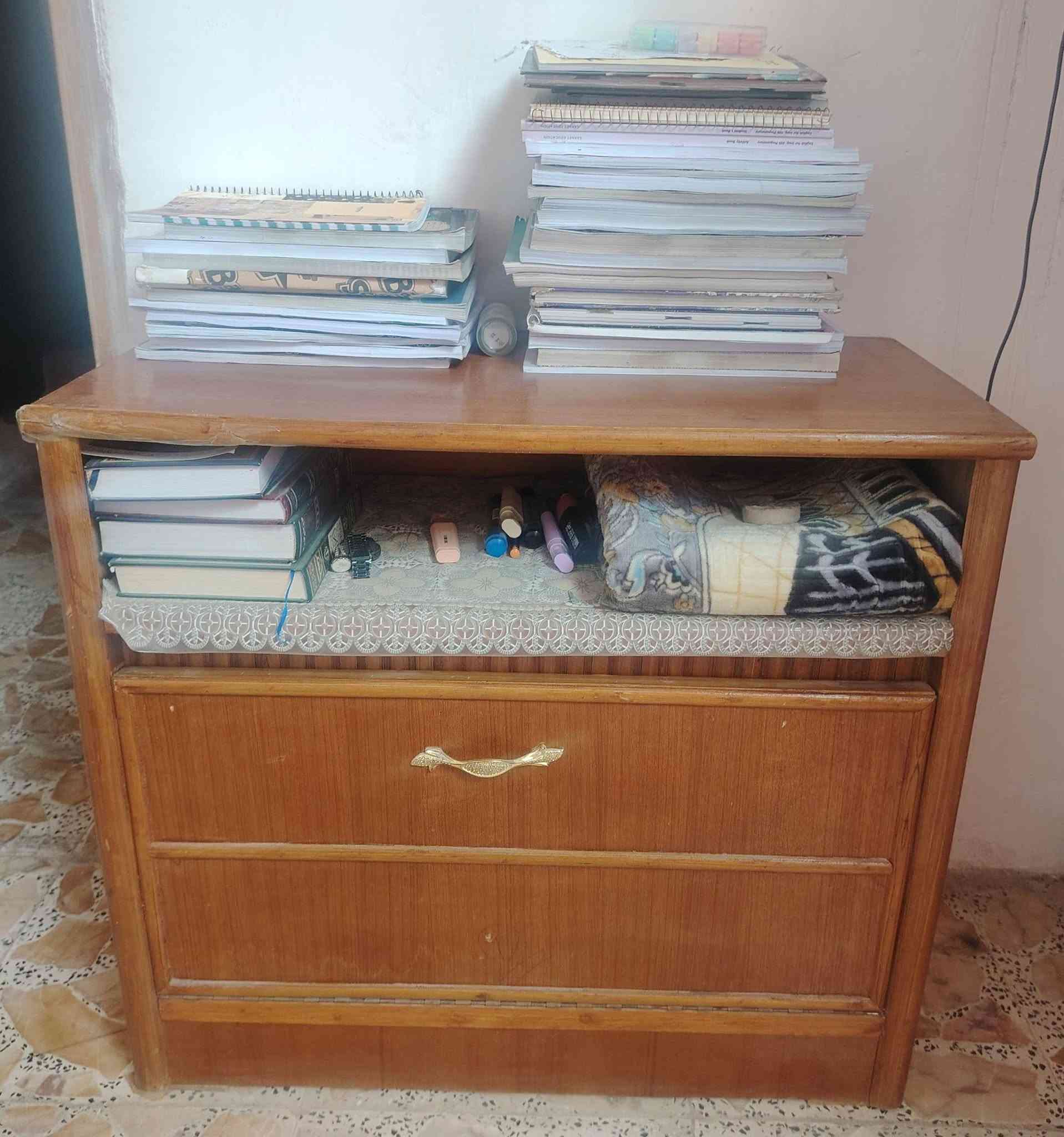 للبيع هذه الغرفة الأخشاب مليون وربع أريده الاتصال على هذا الرقم ***********
