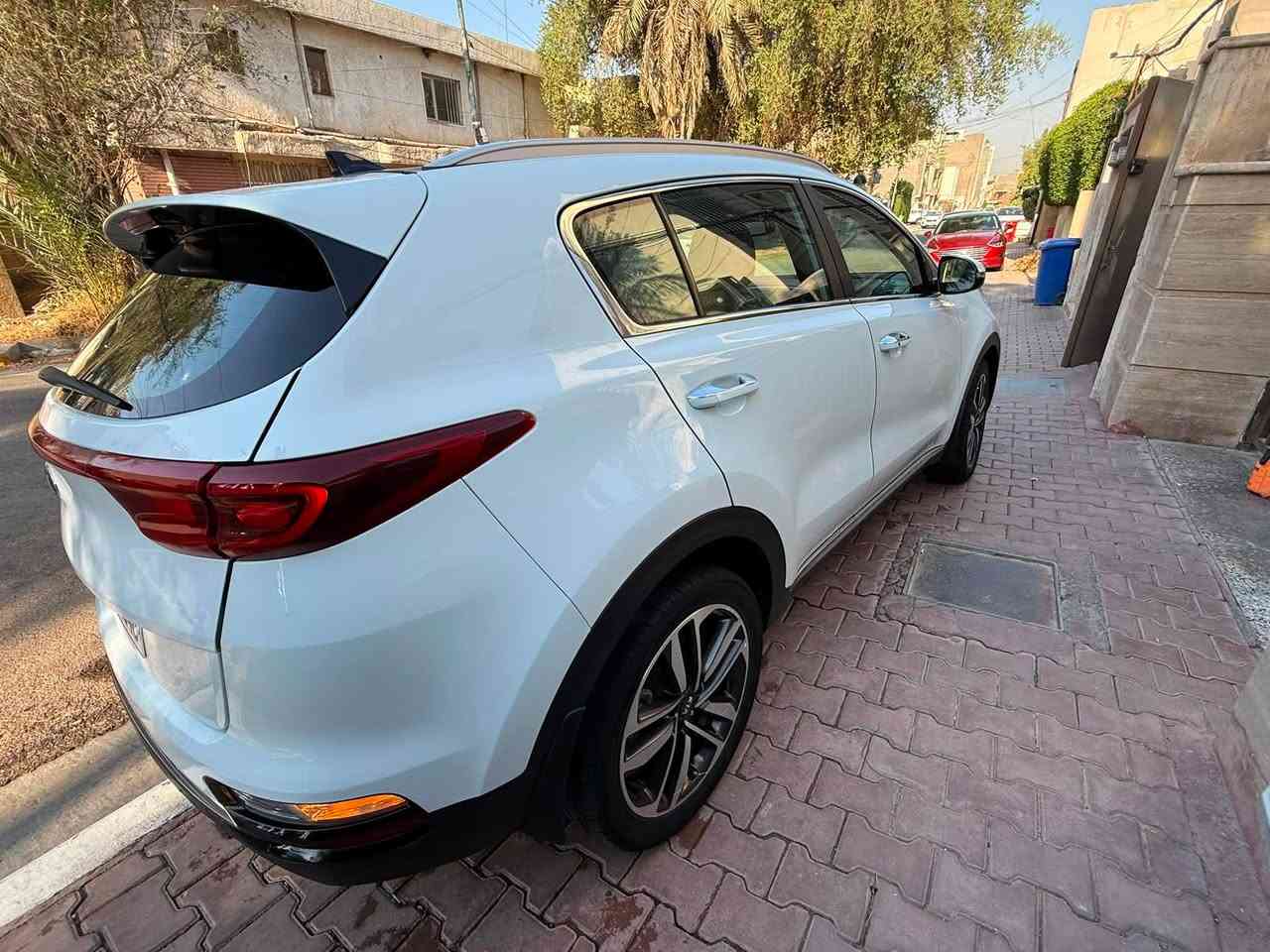 السلام عليكم
كيا سبورتج خليجي فول يعني مواصفات جيتي لاين موديل ٢٠١٩ شكل ٢٠٢٠ الشركة الدولية 
فول مواصفات ١/١ معروفة 
محرك ٢٠٠٠ دوش السياره عليها عازل جام حرار بل كامل
رقم بغداد الدولي الجديد رقم سنويه هزه جديده تحويل ثاني يوم 
مكفولة من الصبغ والتبديل 
بانوراما.
بصمة دخول وتشغيل.
سايد بريك بصمة.
مانع منحدرات.
شاشة كببرة 
اريل نفكيشن.
شاحن واير ليس .
اوتو هولد.
جنطة كهرباء.
كشنات جلد ومخمل بلادي و كهرباء.
.داخل لونين حمصي واسود.
حساس امامي وخلفي.
خمسه ويل كب .
قطعتين تبريد بيانو.
كامرة خلفيه.
تحكم ستيرن.
شاشه قرائه الاعطال
 .3 انضمة قيادة  
سيارة جاهزة من كل النواحي صدر جديد  تايرات جدد
السعر 188 وبيه مجال 
بغداد /المنصور البيجيه *********** /// ***********
