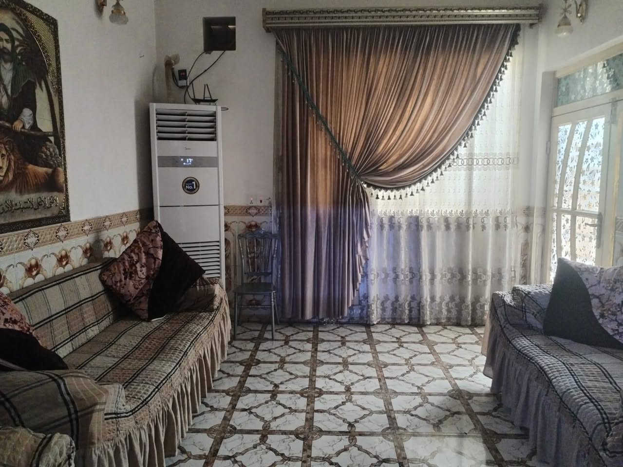 بيت للبيع لمساحه 135متر البيت يحتوي عل 
غرفتين نوم 
صاله
صحيات داخايه وخارجيه 
ستقبال 
موقع البيت شطيطه مقابيل بيت مله مزحم لاتصال أكثر عبره الرقم ***********
