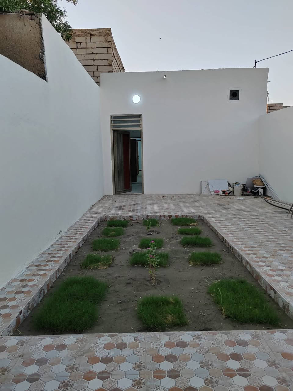 السلام عليكم دار للبيع المساحه ١٢٥ الواجهه ٥ النزال ٢٨ رباط كونكريت بنا بلوك السكف عكاده ارضيه بورسلين جدران سيراميك غرفه وصاله ومطبخ حمام داخلي حمام خارجي زراعي العنوان كوفه شارع المعمل السايد مقابل مدرسة السفير قرب أسواق الغدير يبعد عن الشارع ٣٠٠ متر تقريبا قرب شارع ١٢  *********** السعر 30
