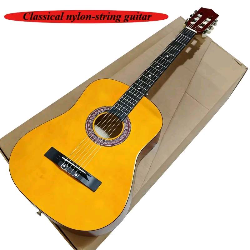 هذا غيتار كلاسيكي (Classical Guitar)، ويُعرف أيضاً بالغيتار الإسباني.
يتميز هذا النوع من الغيتارات بعدة خصائص واضحة في الصورة:
• الأوتار: يستخدم أوتاراً مصنوعة من النايلون (Nylon Strings) والتي تعطي صوتاً دافئاً وناعماً، وتكون أخف على الأصابع مقارنة بالأوتار المعدنية.
• رأس الغيتار (Headstock): يحتوي على فتحات طولية تُثبت بداخلها مفاتيح الدوزان، وهو التصميم التقليدي للغيتار الكلاسيكي.
• الرقبة (Neck): تكون عادةً أعرض ومسطحة أكثر مقارنة بالغيتار الأكوستيك (الصوتي) ذو الأوتار المعدنية.