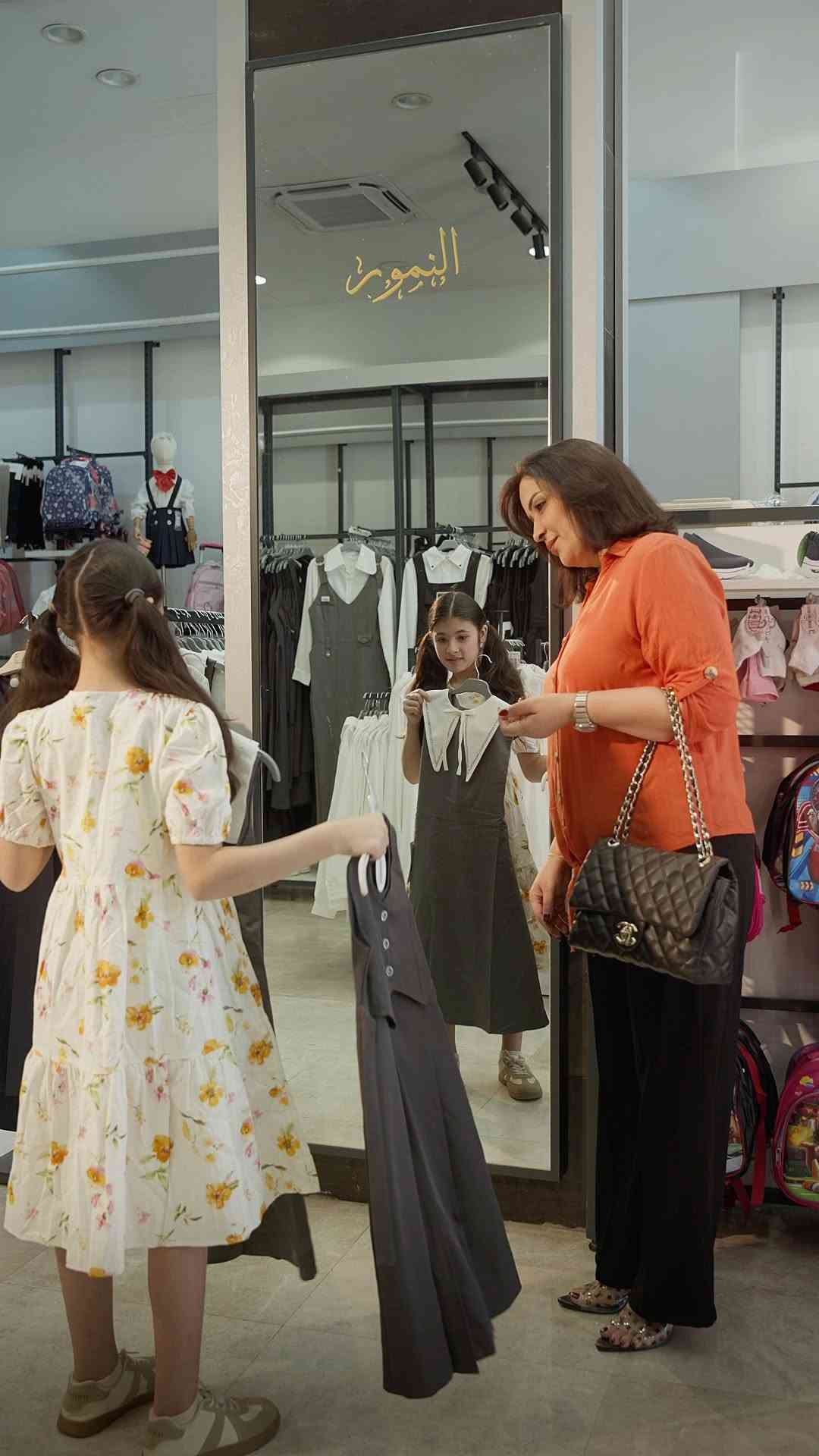 ⁨	لا تدوخون بتجهيز أطفالكم للمدارس 🎒
خلوهم يختارون اللي يحبوه براحتهم من متجر درب النمور داخل سوق جني 

ملابس مدرسية، حقائب، وكل اللي يحتاجوه حتى يبدأون سنتهم الجديدة جاهزين وبستايلهم الخاص 🧡

جهزوهم للمدرسة… وخلو الاختيار عليهم!⁩
