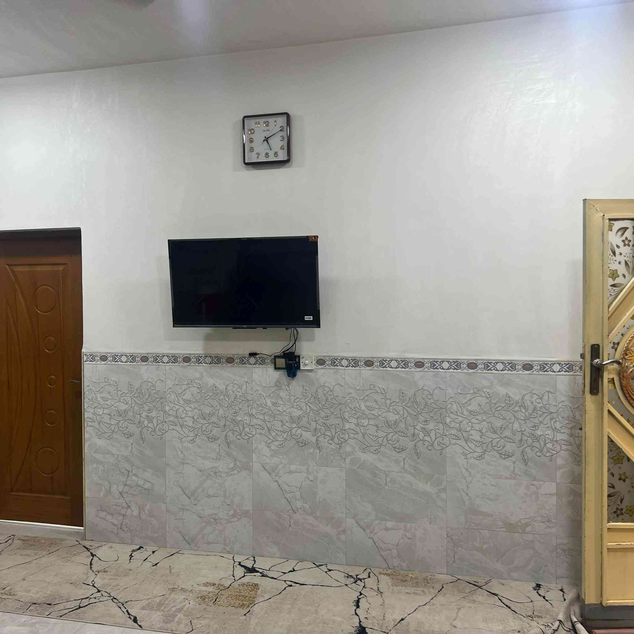 السلام عليكم ورحمة الله وبركاته 
دار للبيع في الهاشمية حي العسكري (حي الصادق) طابو صرف مساحته 120 متر  مع فضلة يعني 140 واقع 
بناء حديث سنة 2024 
طابوق وصب كونكريت
سعر البيت 83
للاستفسار زيارة مكتب الوسمي للعقار او الاتصال 
*********** ابو زيد الجبوري
