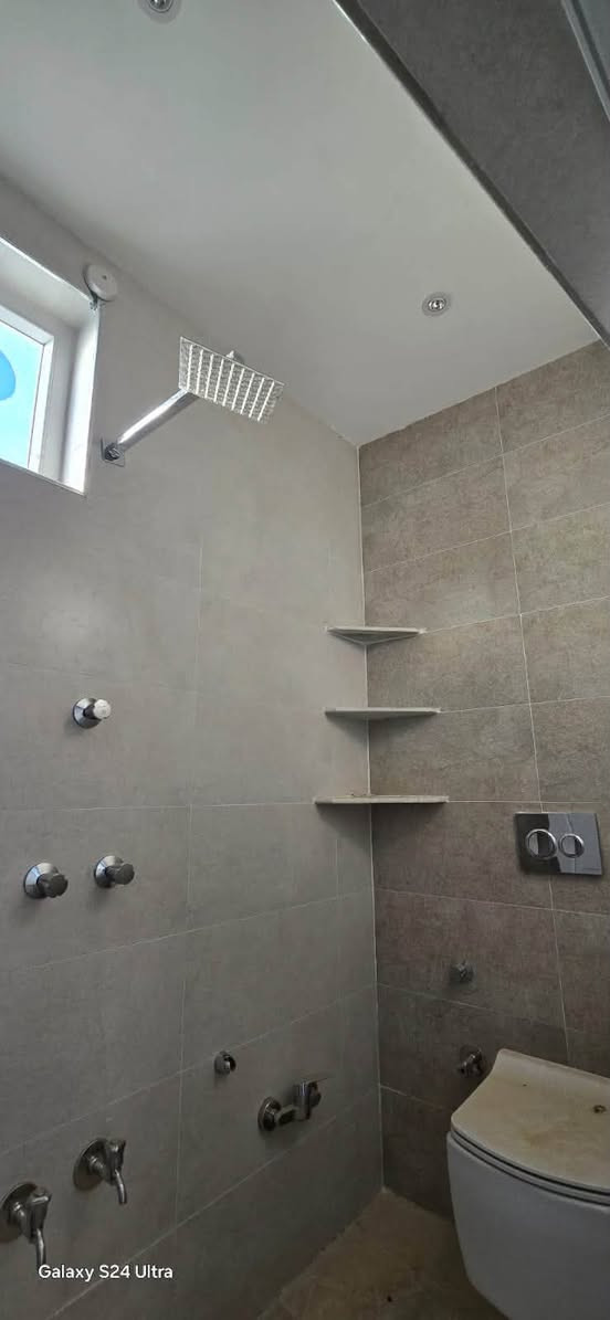🏠للبيع - دار سكنيه 
📑صنف العقار - (طابو زراعي) سند 25
📍العنوان - بهرز - فرع معهد اشنونا خلف منزل حجي جعفر 
📐المساحه - 216
📅 سنة الانشاء - ( حديث )
🛣️التفاصيل - (بناء طابوق مع بياض )كامل خدمات (ماء +مجاري +تبليط ) الدار مكون من طابقين 
🛏️كل طابق يحتوي على غرفتين نوم 
💵السعر  خاص 
📞للأستفسار - *********** - او مراسله الصفحه
🏬 مكتب احمد جمال للعقارات
