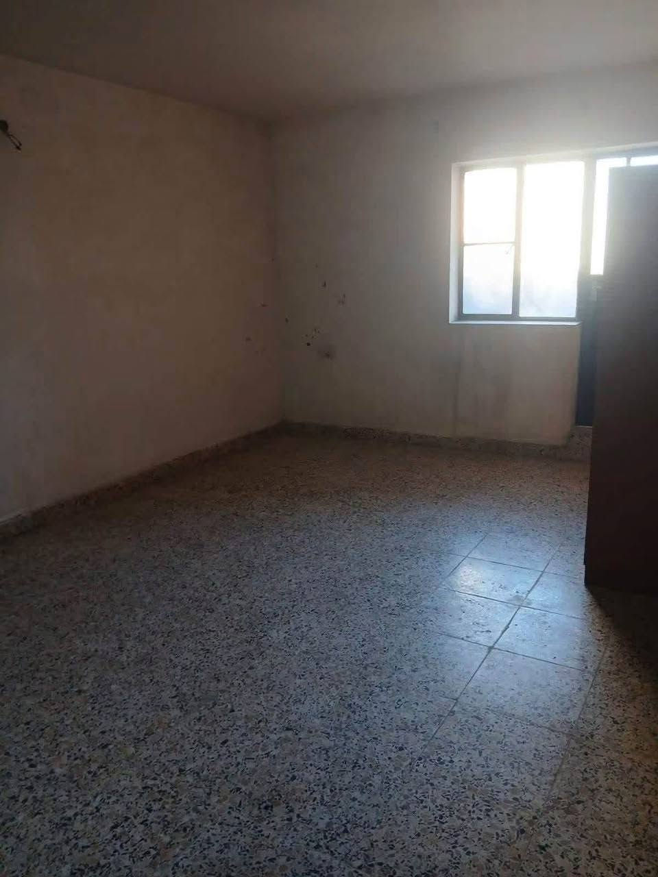 🏡 فرصة مميزة للإيجار في السيدية ✨
إذا كنت تبحث عن الراحة، والخصوصية، والموقع المثالي، فهذا العقار هو خيارك.

📍 الموقع: السيدية – مقابل حديقة ساحة الهنداوي، يبعد دقيقة واحدة فقط عن الشارع التجاري، وخلف أسواق حمص.

🏠 التفاصيل: ✅ المساحة: 150 م² ✅ الطابق الأول 🛏️ 3 غرف نوم واسعة 🍽️ مطبخ 🚿 حمام 🪜 درج مستقل 🌿 بلكونتان بإطلالة جميلة

⭐ قريب من جميع الخدمات والأسواق، وفي منطقة هادئة ومناسبة للعائلات.

💰 الإيجار: 750 ألف دينار شهرياً

📞 للاستفسار: ***********
